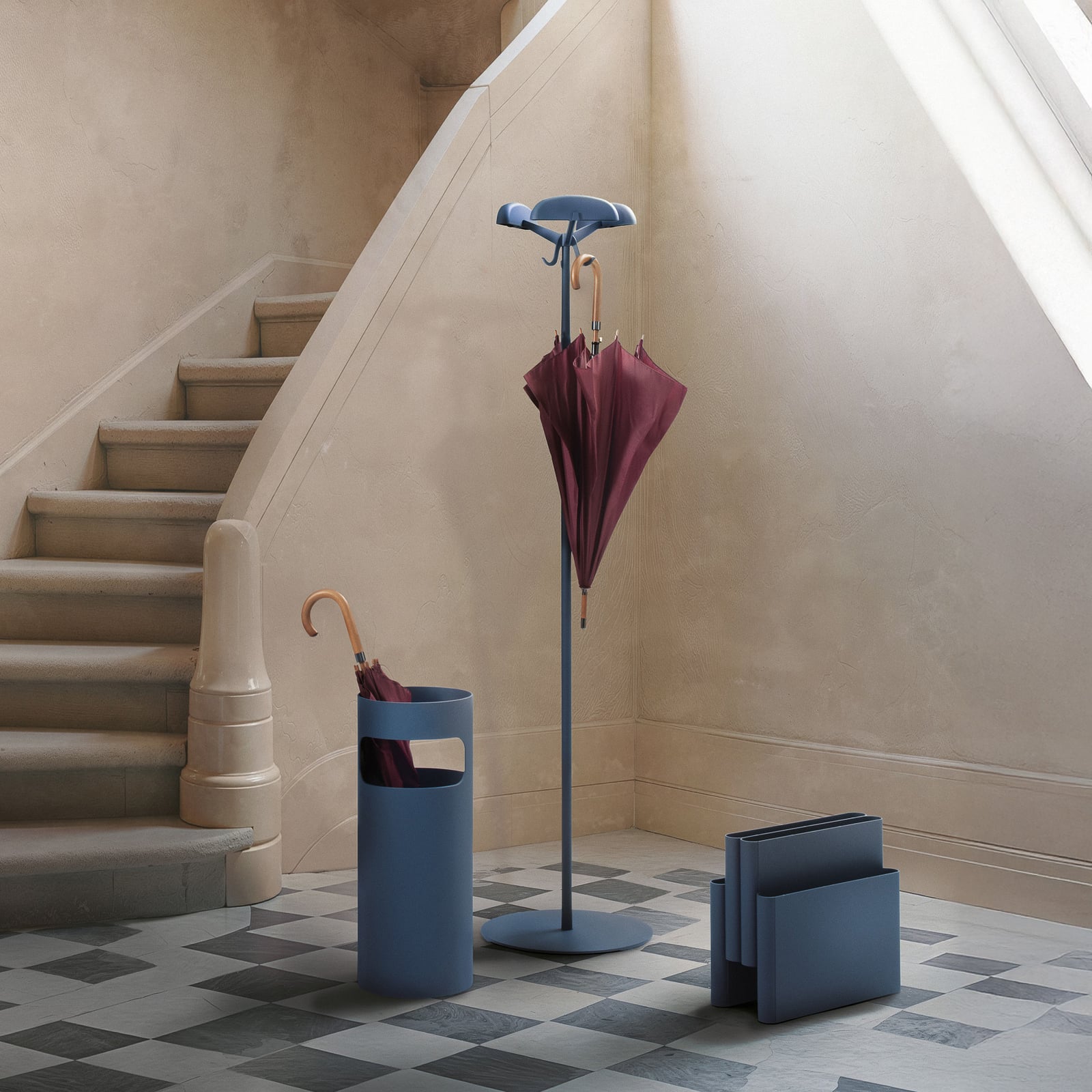 Magazine rack, blue, length 40 cm, height 35 cm - Kartell