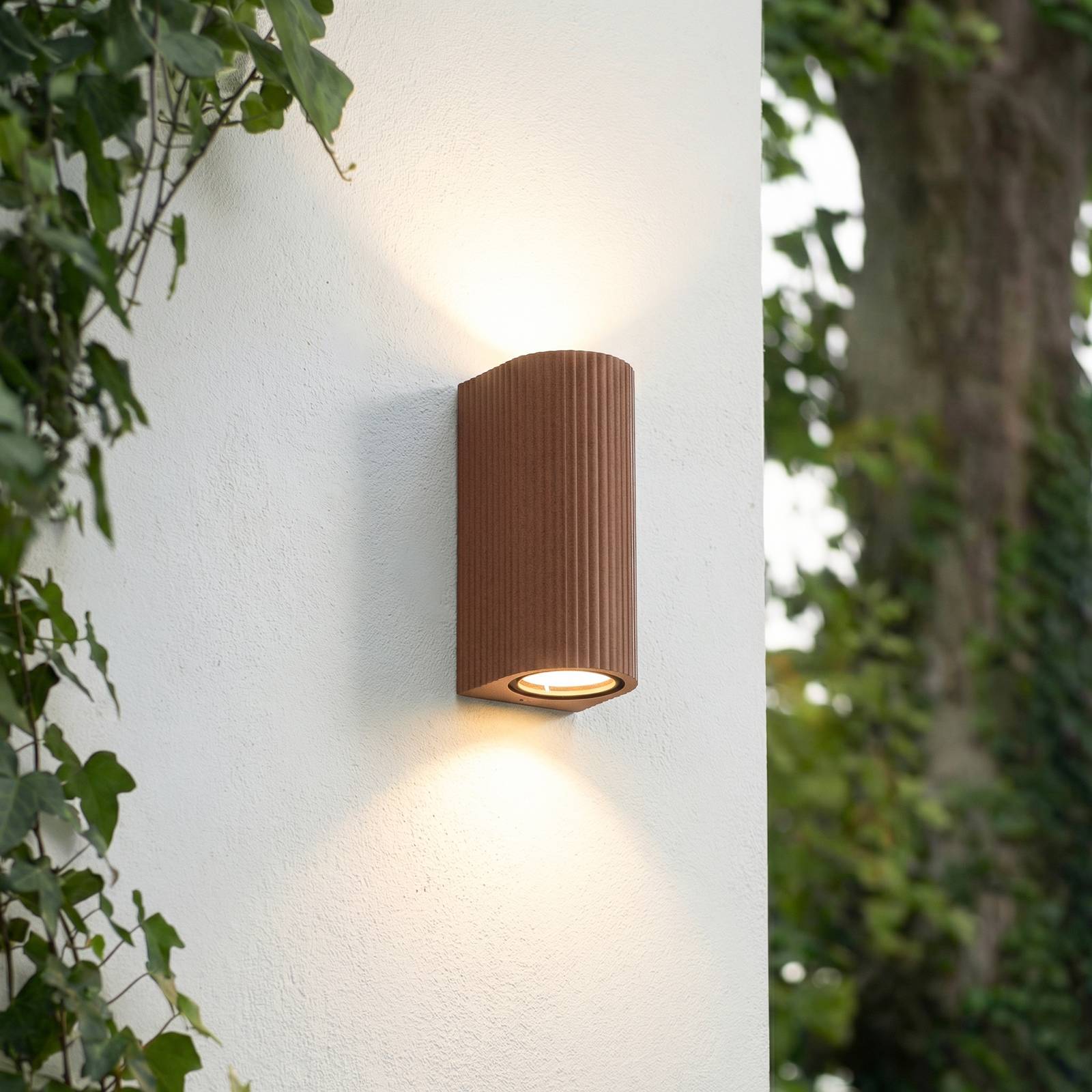 Lindby Kinkiet zewnętrzny Aluvo, rdza, 16 cm, IP65, karbowany