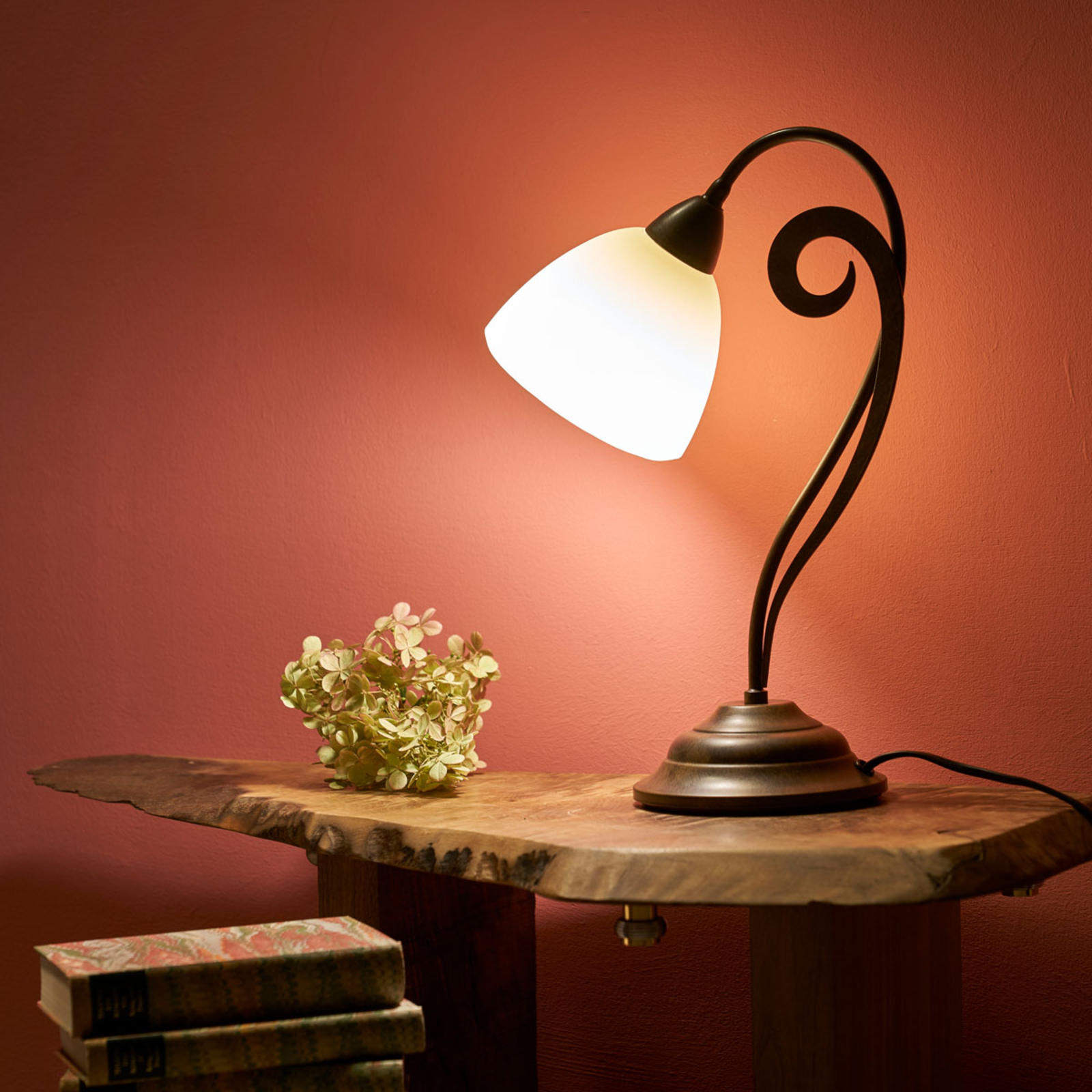 Luca - velformet bordlampe i landlig stil