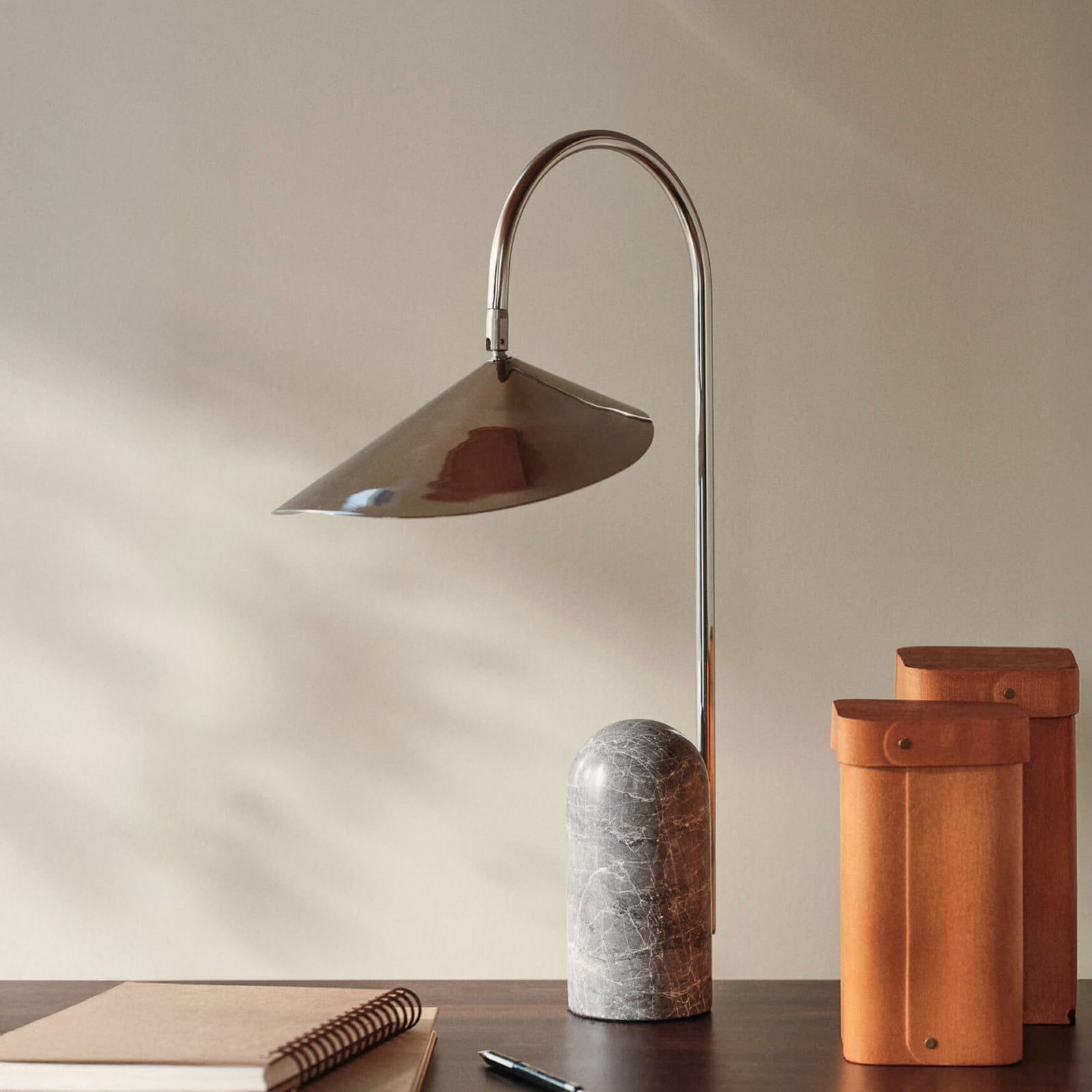 Arum tafellamp, roestvrij staal, metaal/marmer 53 cm - ferm LIVING Arum tafellamp, roestvrij staal, metaal/marmer 53 cm - ferm LIVING