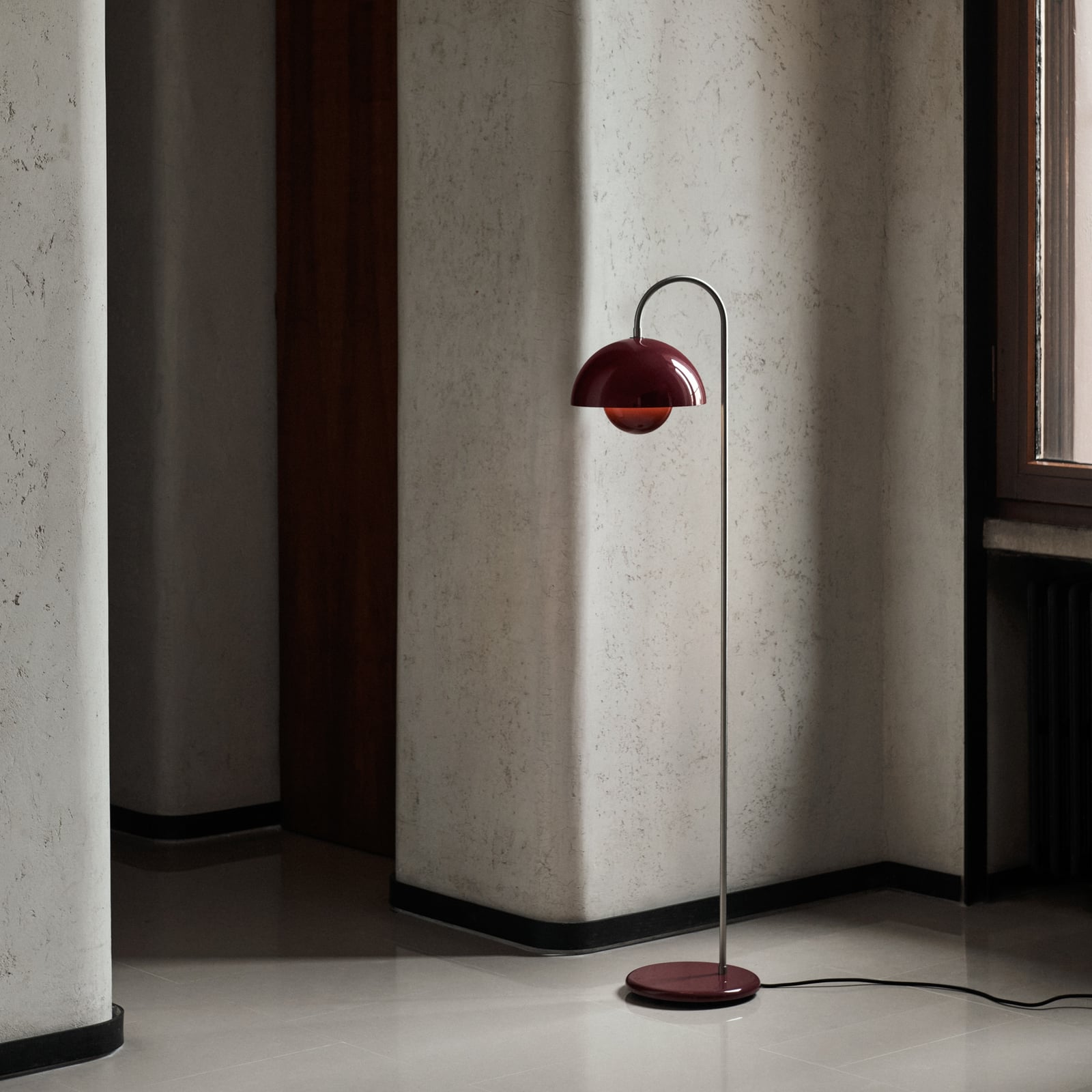 Stojací lampa Flowerpot VP12, tmavě červená, výška 122 cm – &TRADITION Stojací lampa Flowerpot VP12, tmavě červená, výška 122 cm – &TRADITION