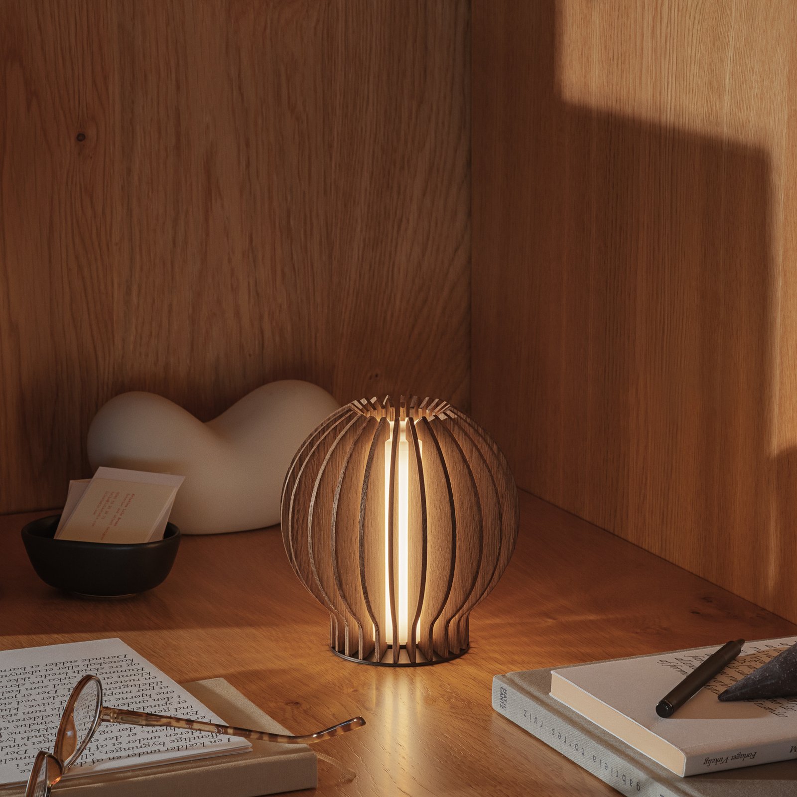 Radiant Round Portable Tischleuchte Smoked Oak - Eva Solo