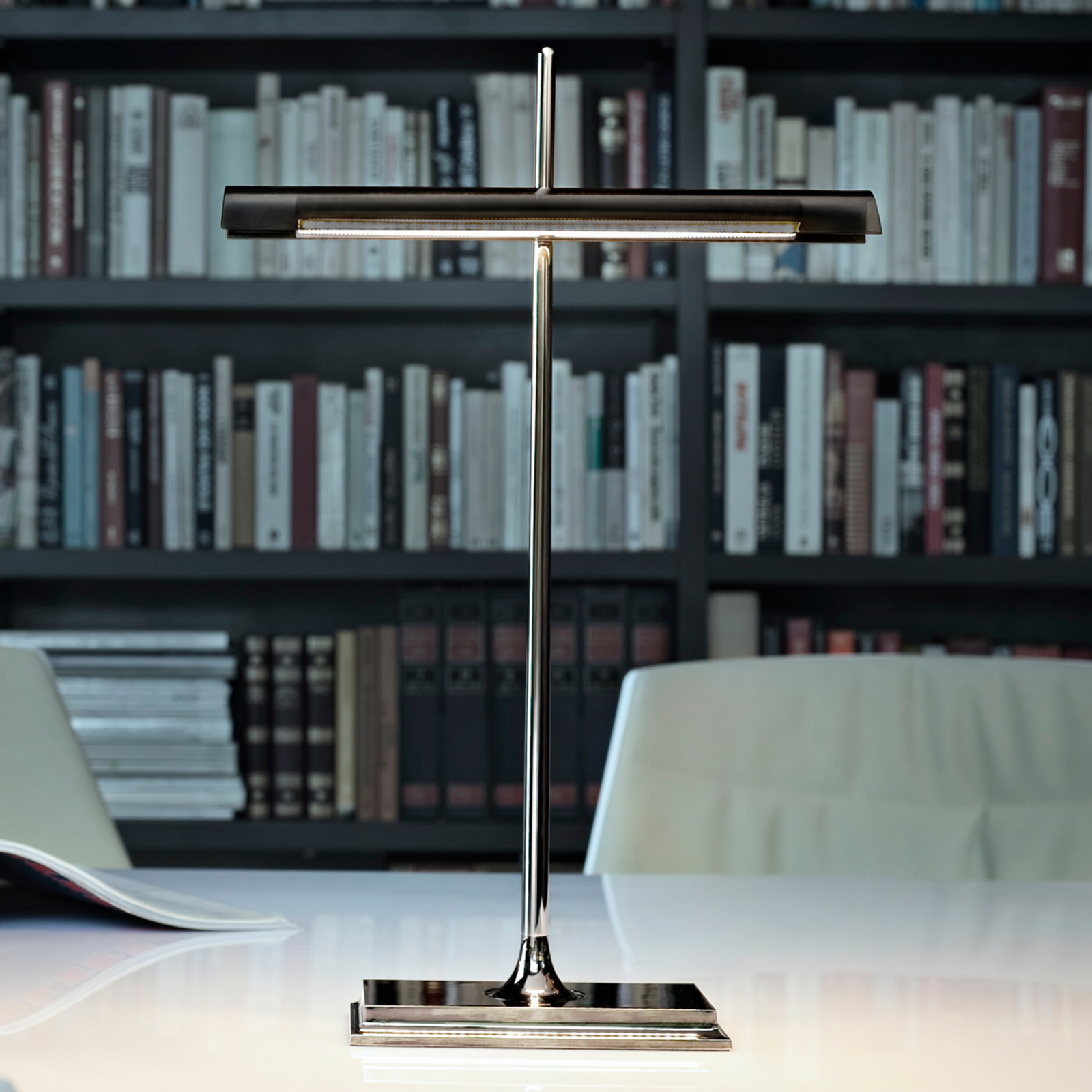 FLOS Goldman - stolní lampa s USB, kouřově šedá