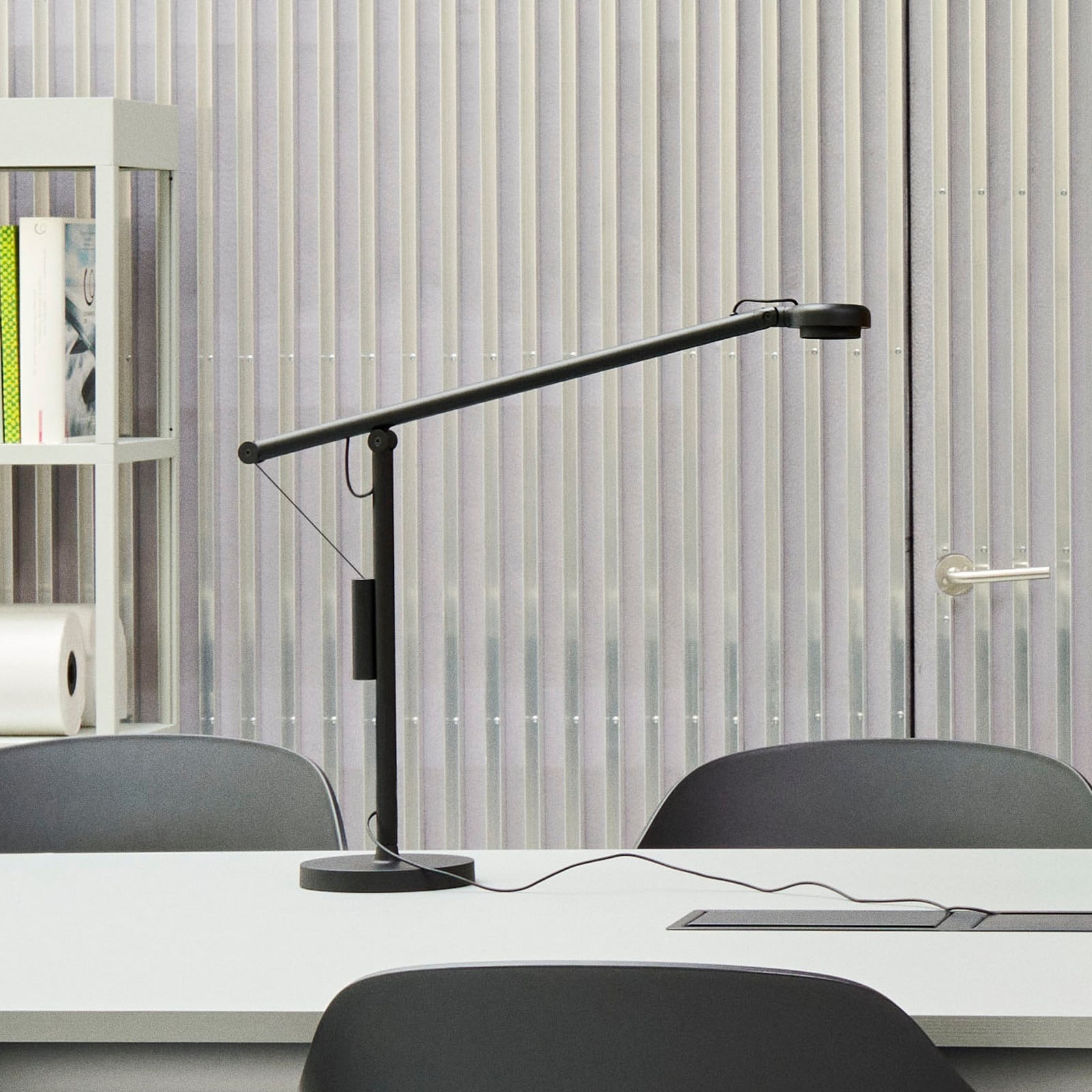 Fifty-Fifty LED-skrivbordslampa, svart, 45 cm, dimbar &ndash; HAY - Arbetsrum / hemkontor - Design - Aluminium - Med en ljusk&auml;lla