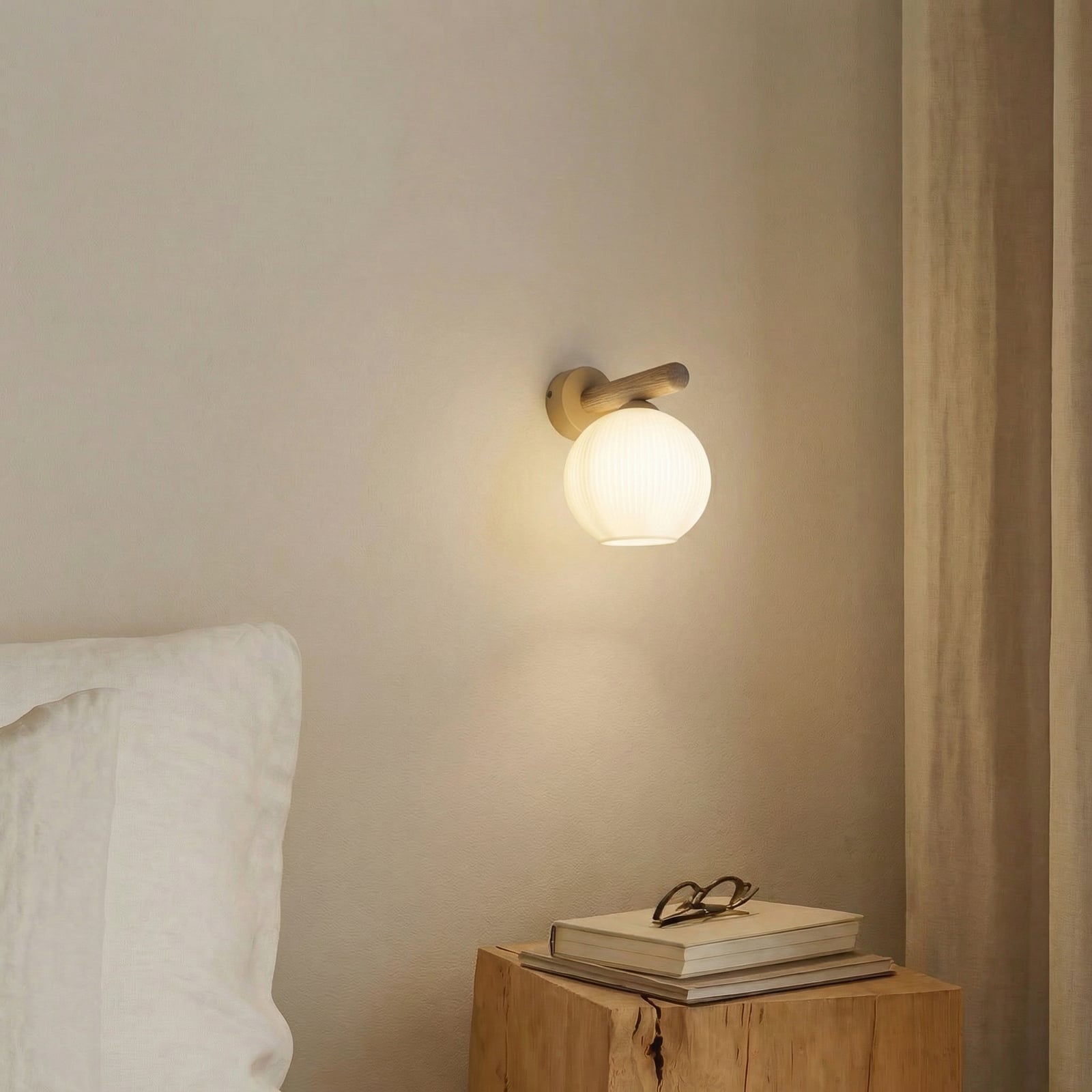 Væglampe Virlo, træ, opalglas, højde 20 cm, E14