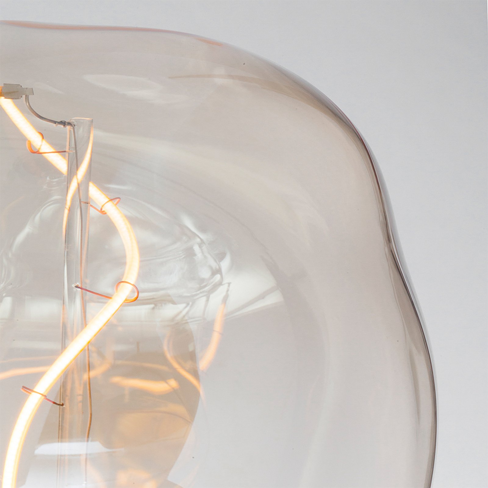 Tala LED bulb Voronoi I E27 2W 2,200 K 100 lm dimmable.