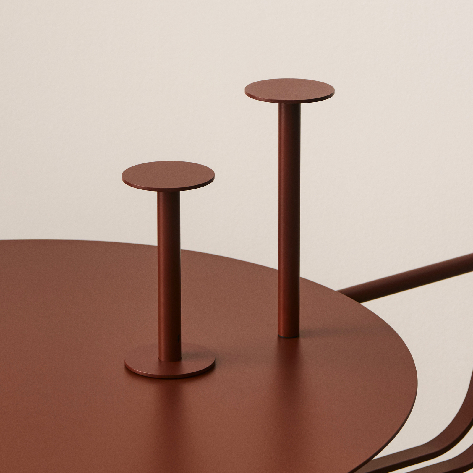 HOST PORTABLE LED stolová lampa na batérie, hrdzavočervená 22 cm IP44 - HAY