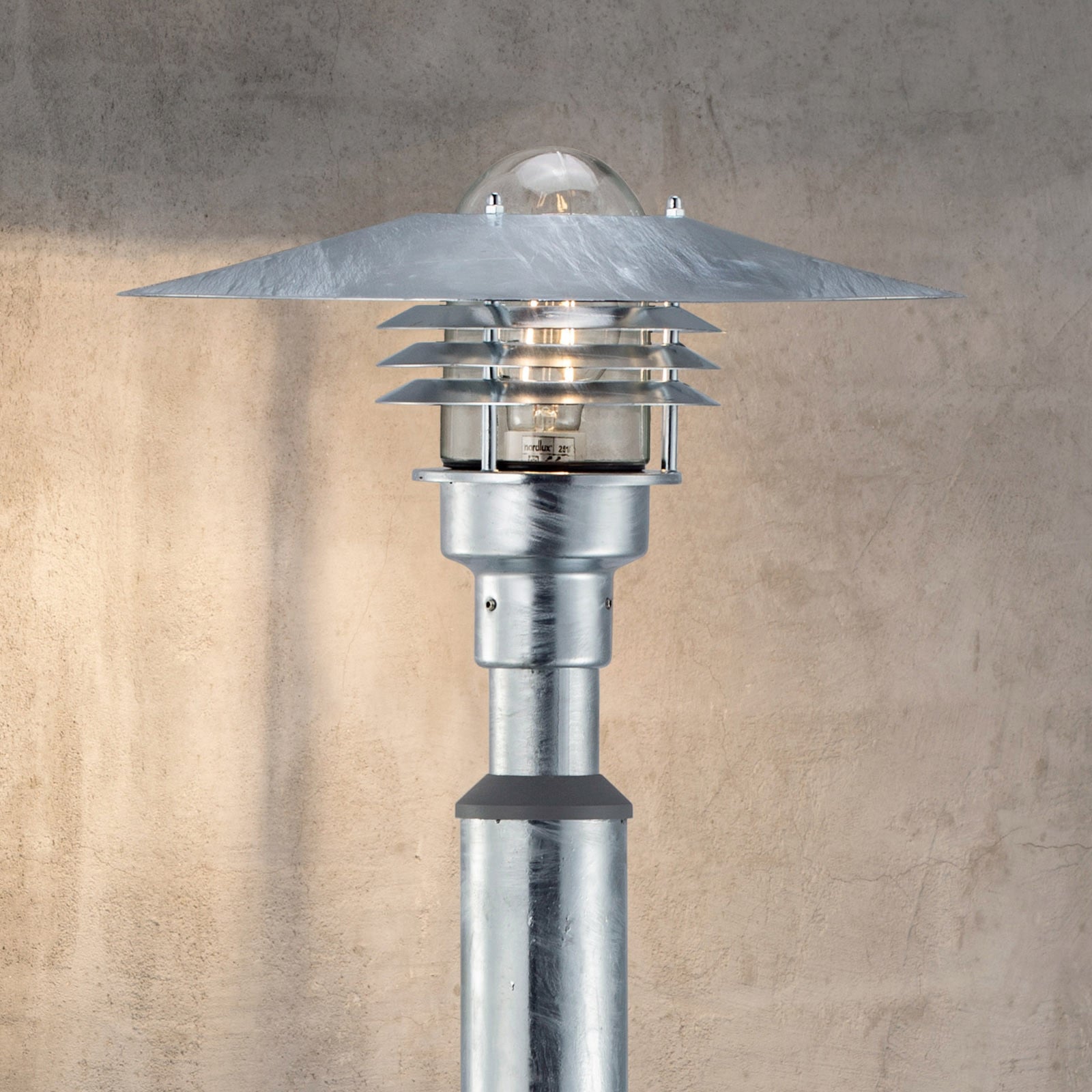 Vejers Tr&auml;dg&aring;rdslampa 2 m Galvanised Nordlux - Metall - Med en ljusk&auml;lla
