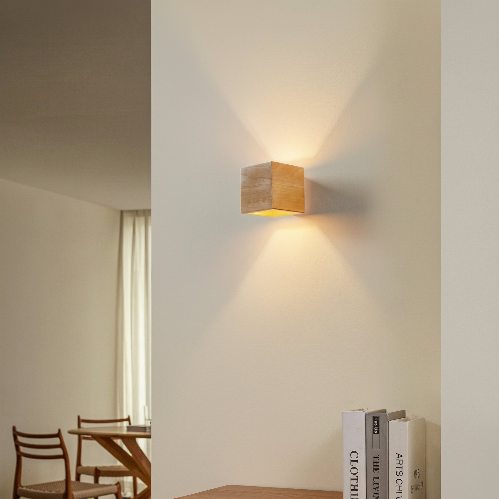 Wandleuchte Ara als Würfel aus Holz