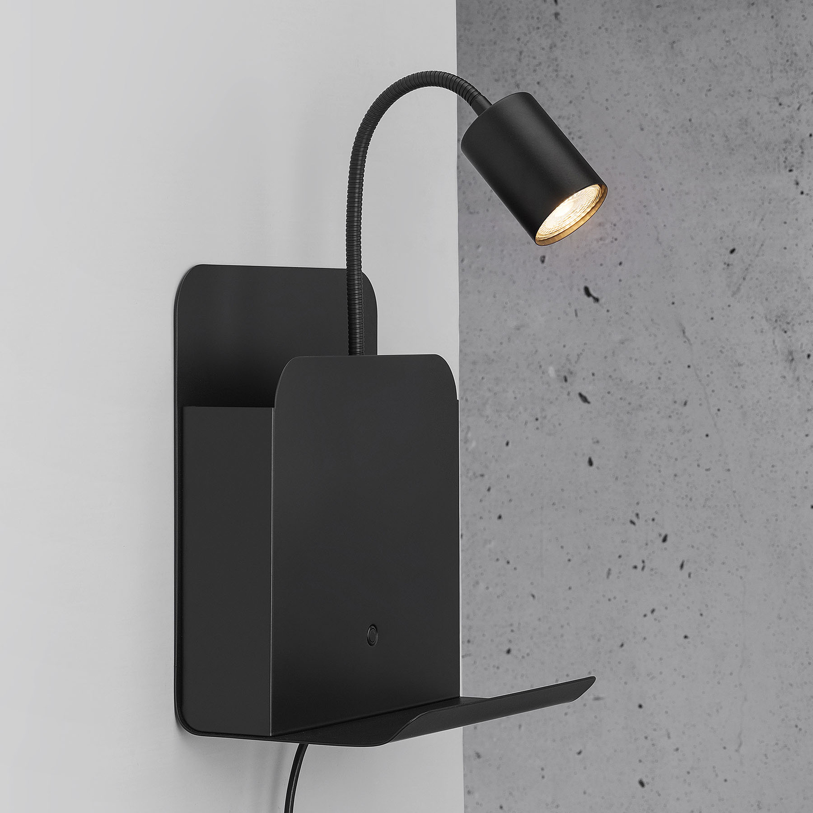 Wandlamp Roomi met legbord en USB, zwart