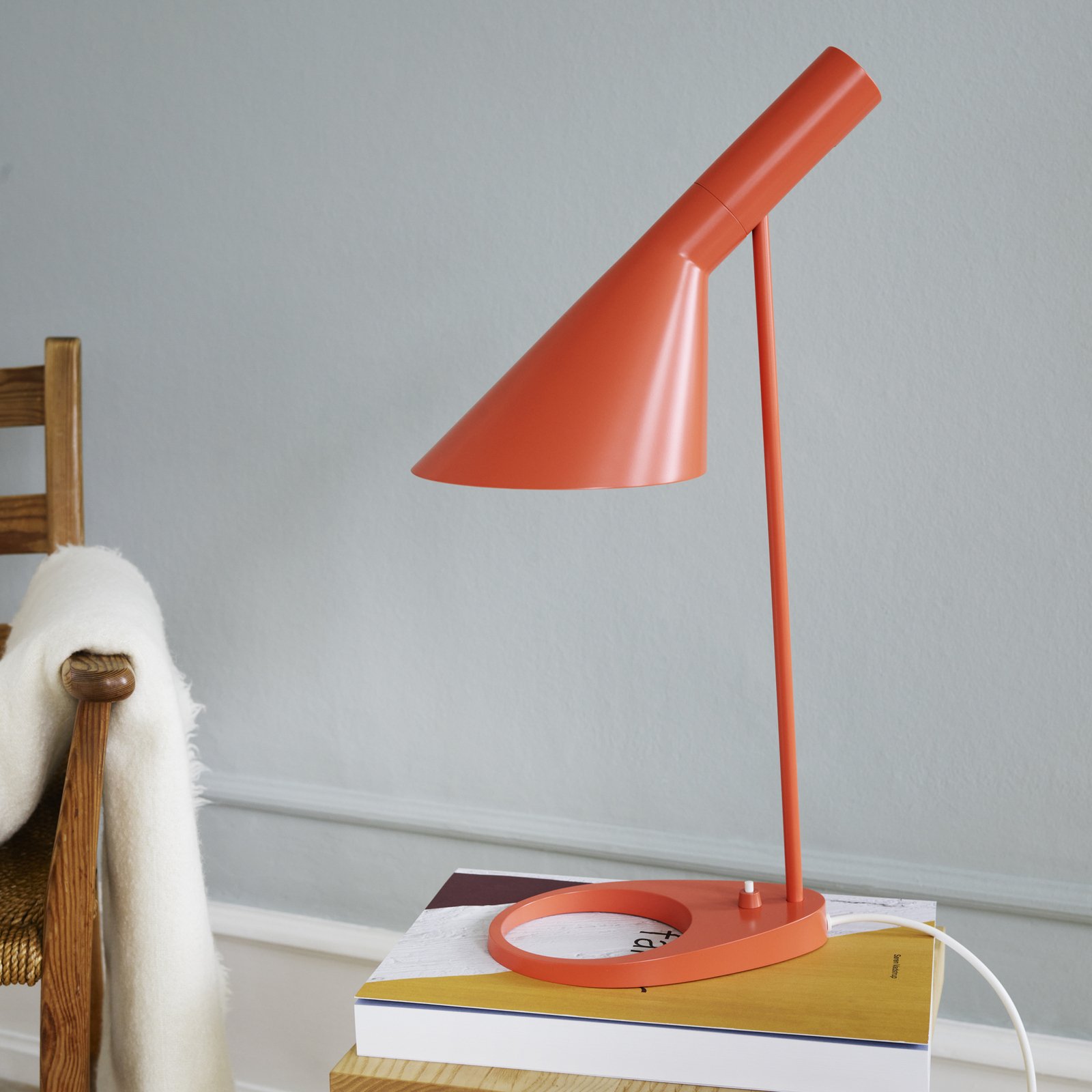 Louis Poulsen AJ lampa de masă de designer portocalie
