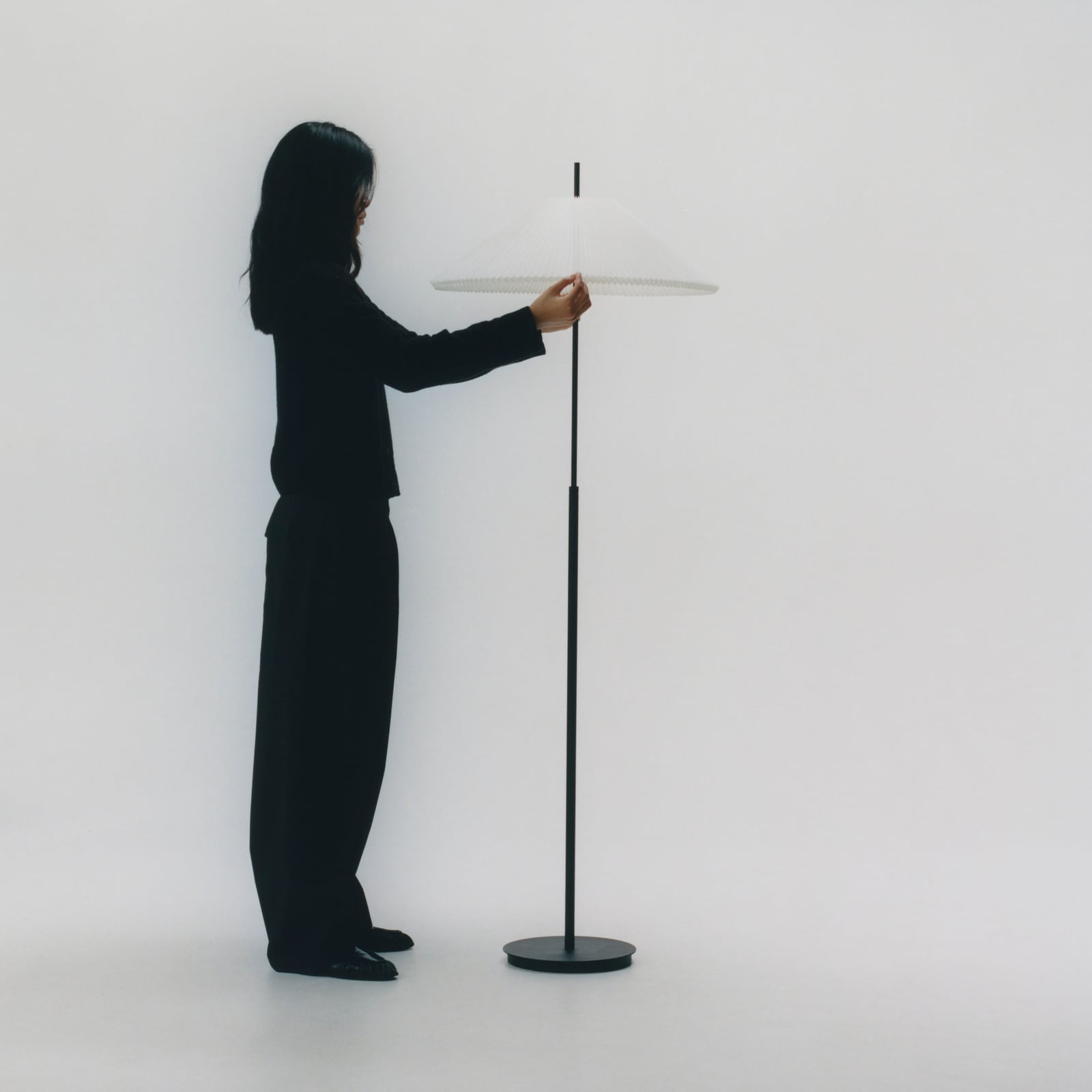 Nebra LED-Stehlampe, schwarz/weiß, 150cm, Textil - New Works