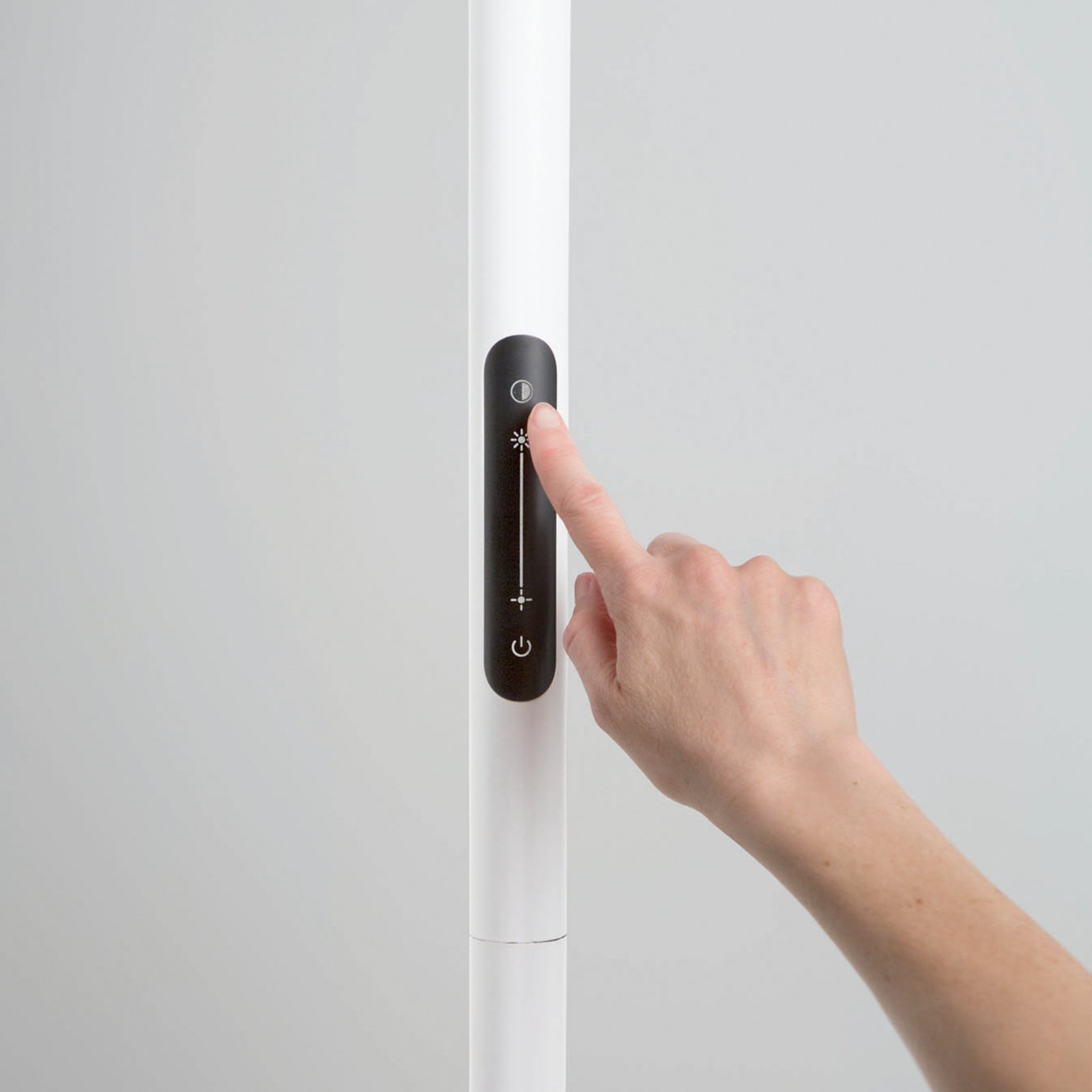 Tratto LED floor lamp, white, metal, CCT, dimmable