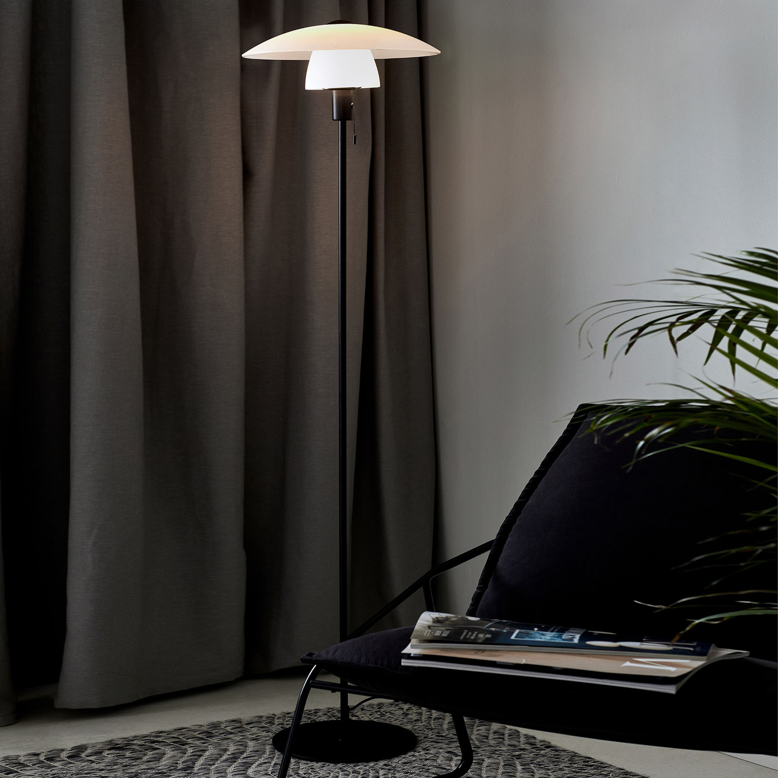 Vloerlamp Verona, frame zwart, kap opaal