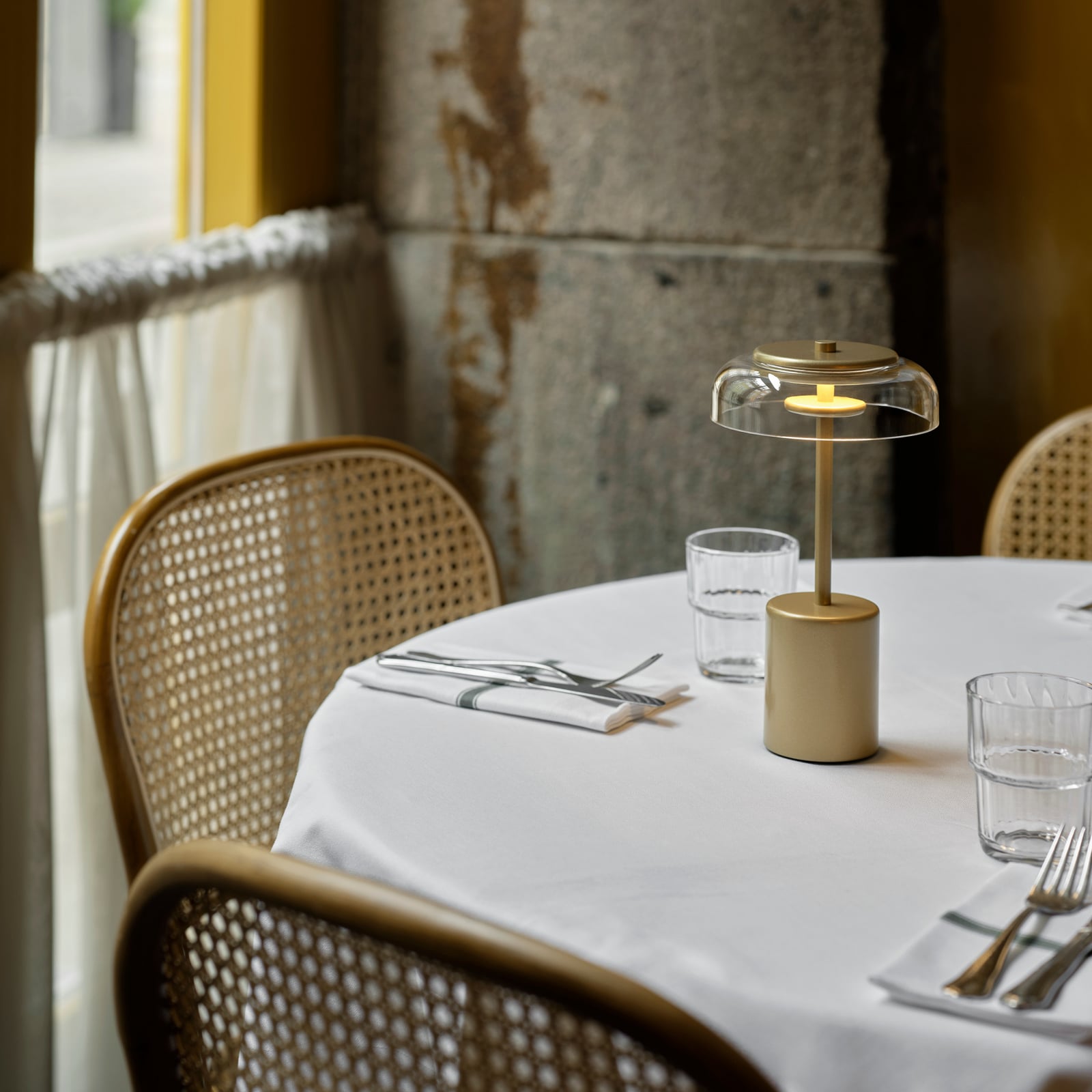 Nuura LED-Akku-Tischlampe Blossi, Höhe 26 cm goldfarben/klar