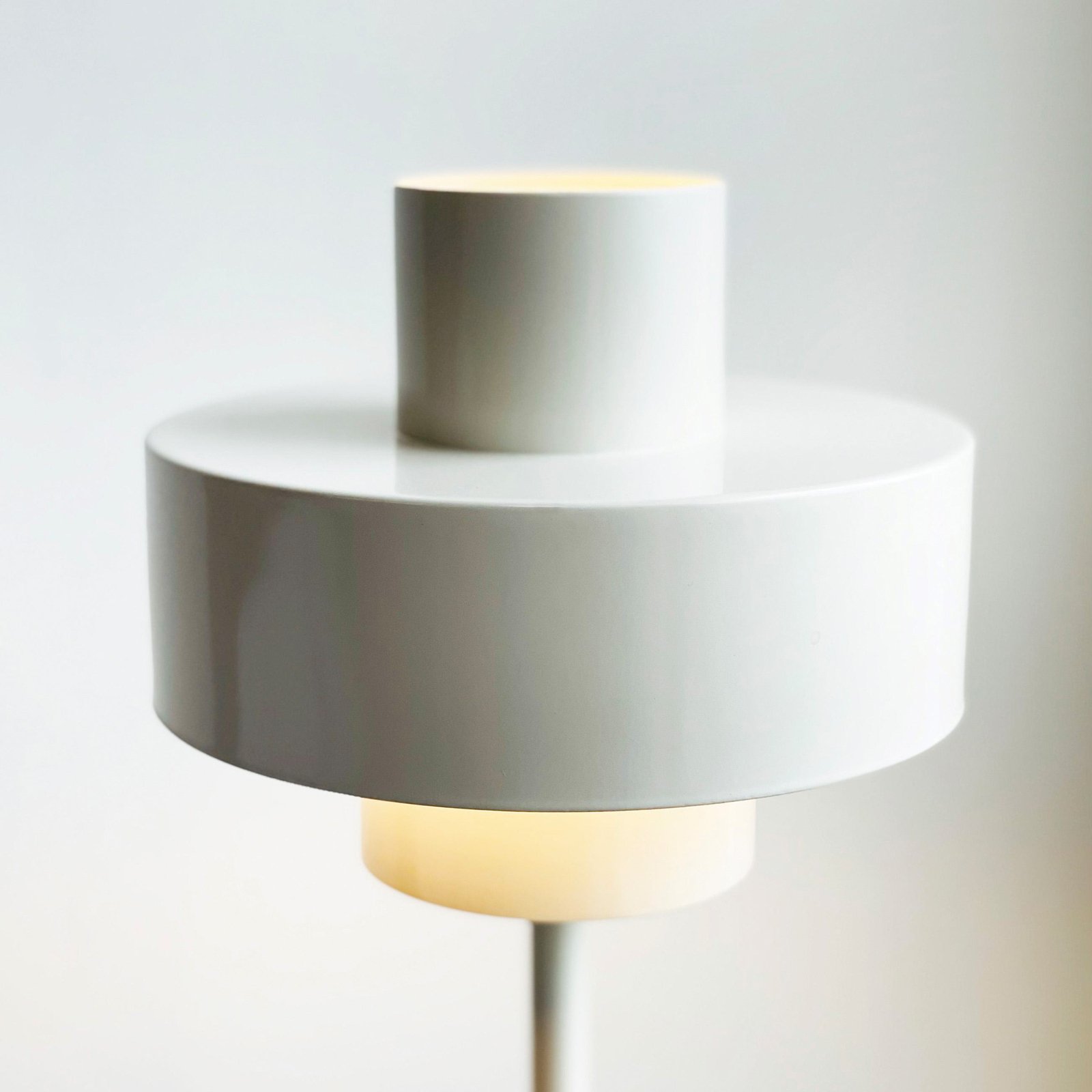 Dyberg Larsen table lamp Stoke, putty white, height 49.5 cm