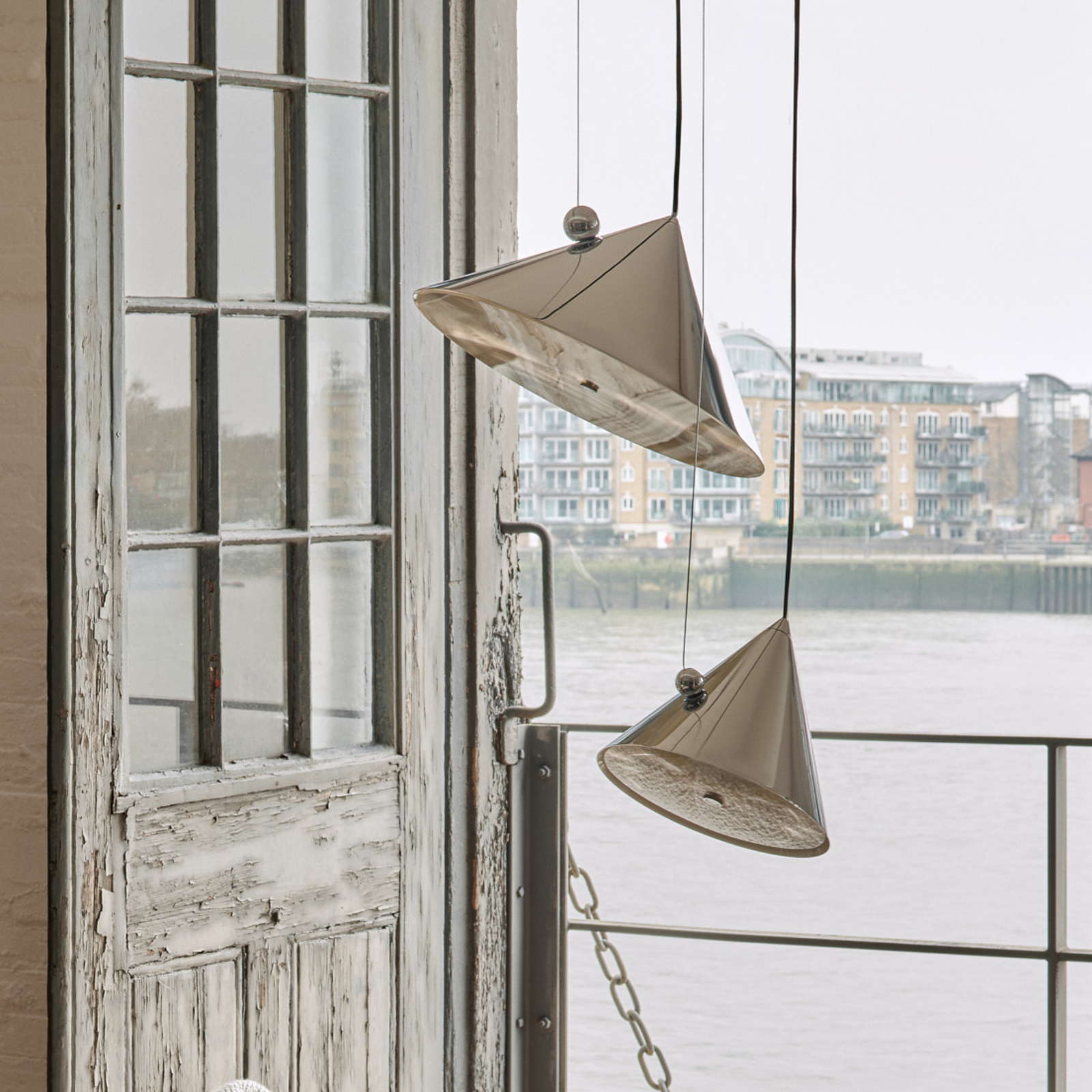 Candeeiro suspenso LED Pose da Tom Dixon, prateado, Ø 25 cm, aço, regulável Candeeiro suspenso LED Pose da Tom Dixon, prateado, Ø 25 cm, aço, regulável