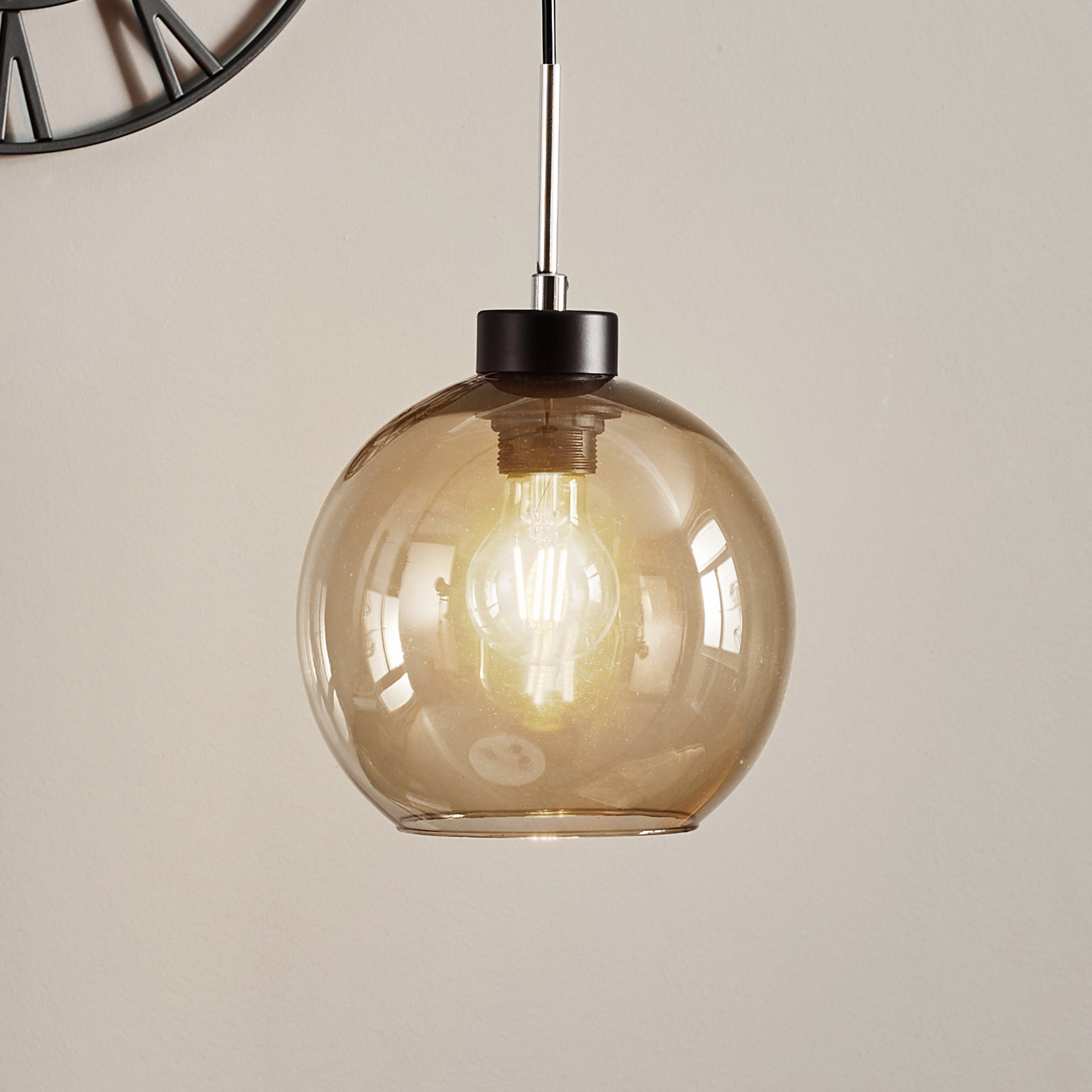 Pendellampa Gota med rökt glasskärm i kulform