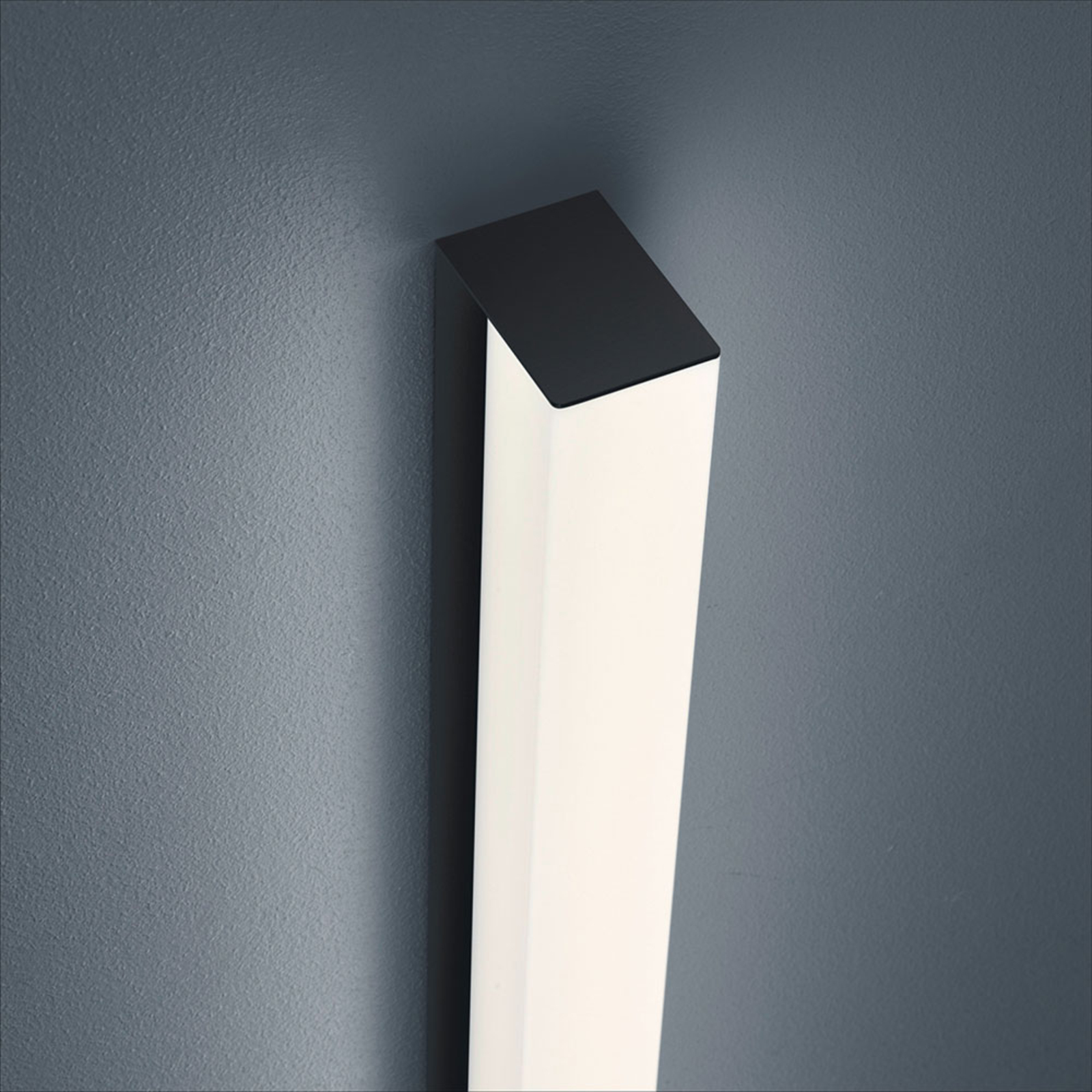 Helestra Lado LED-spejllampe, sort, 120 cm
