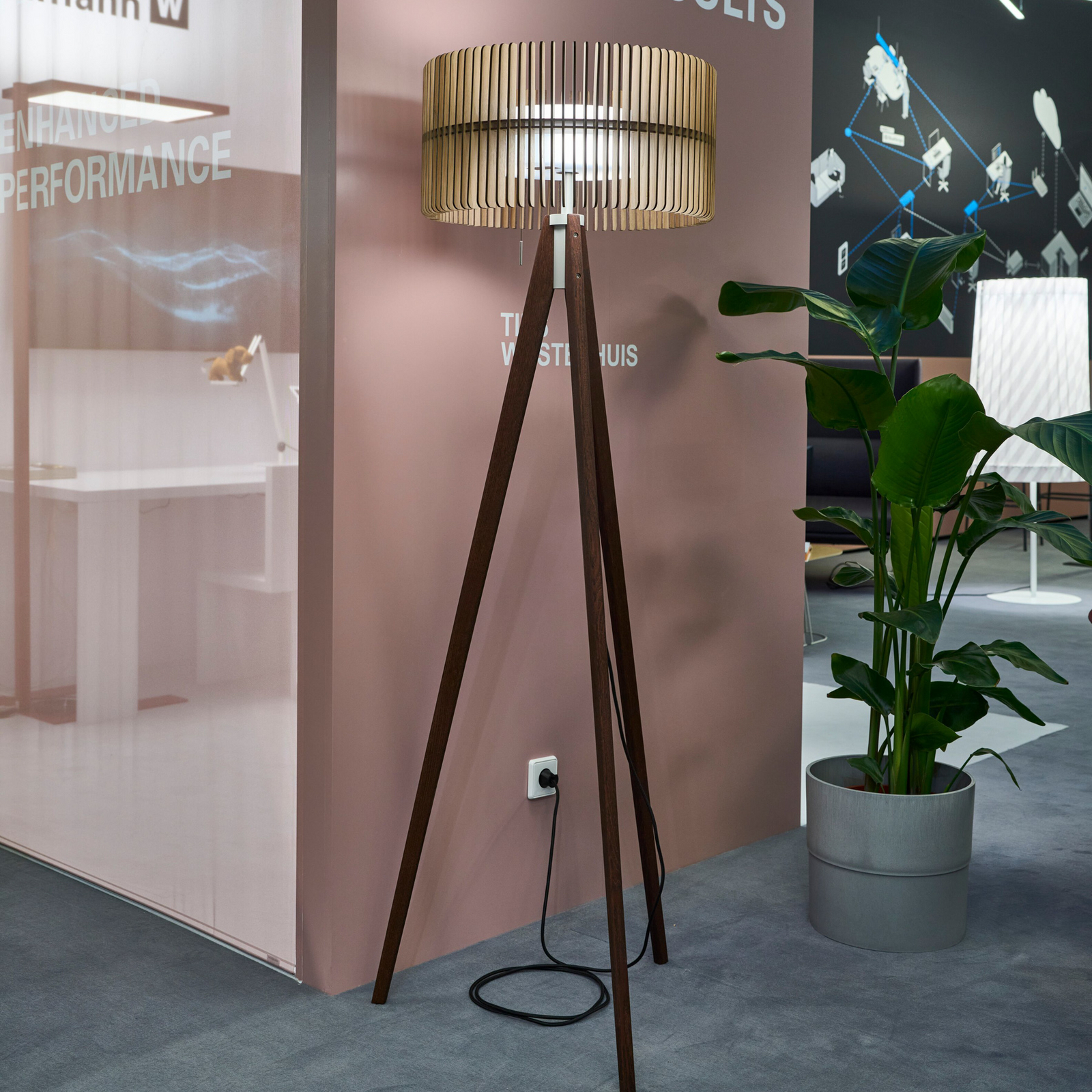 Lampadar LED Vivaa.free, stejar deschis, CCT, trei picioare, lemn