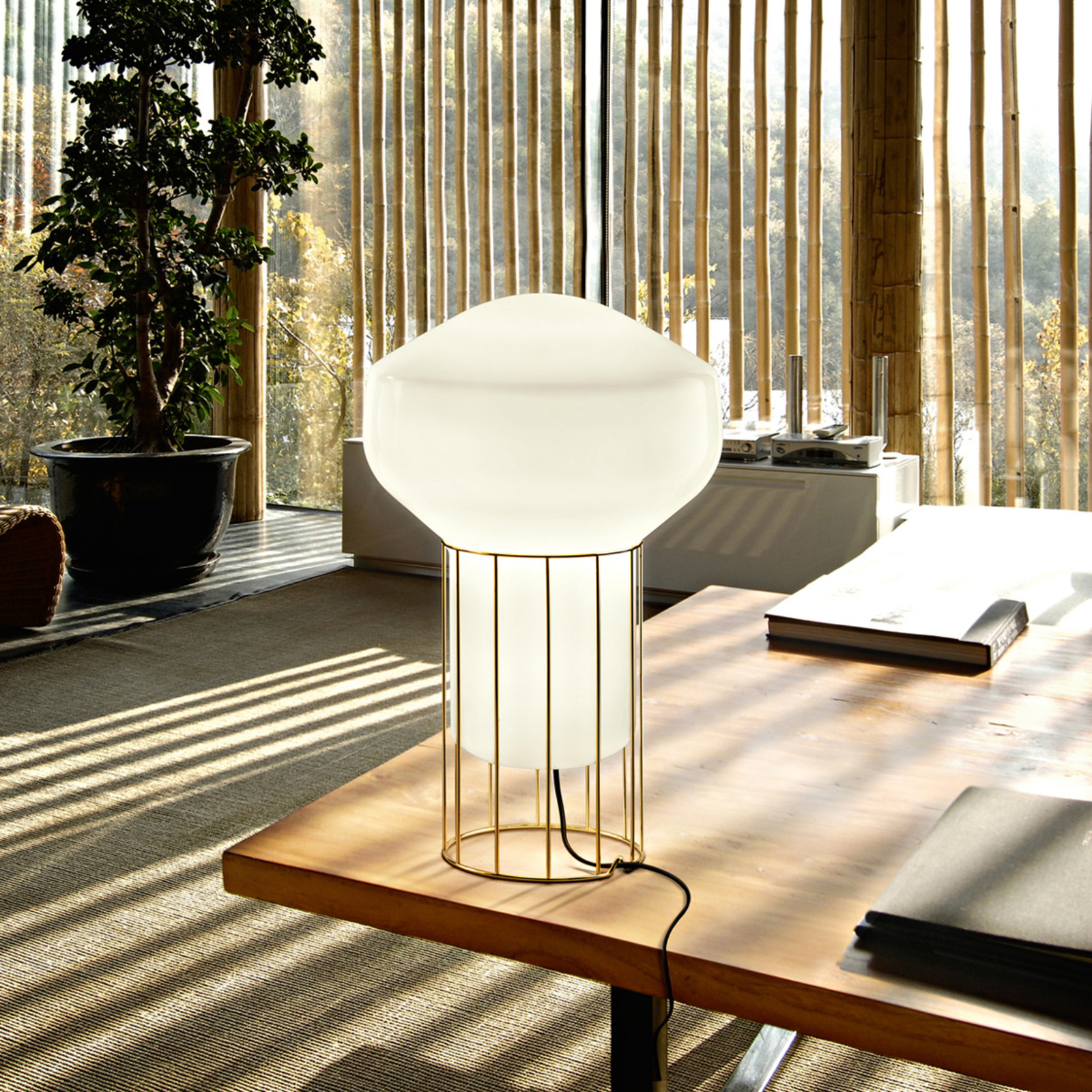 Fabbian Aérostat – mosadzná stolná lampa 33 cm