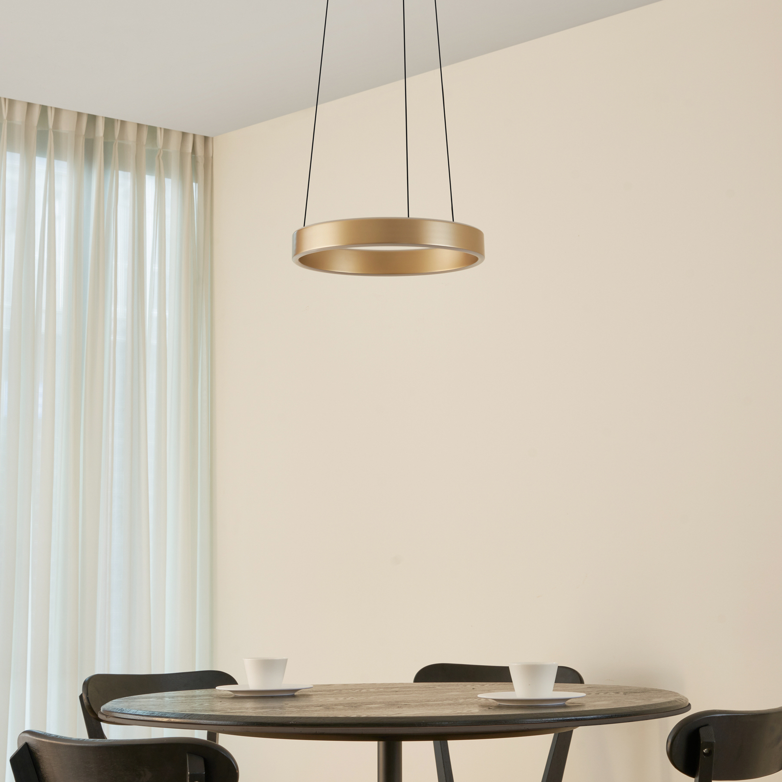 Lucande LED висяща лампа Tindra, Ø 40 cm, златна, с регулируема яркост