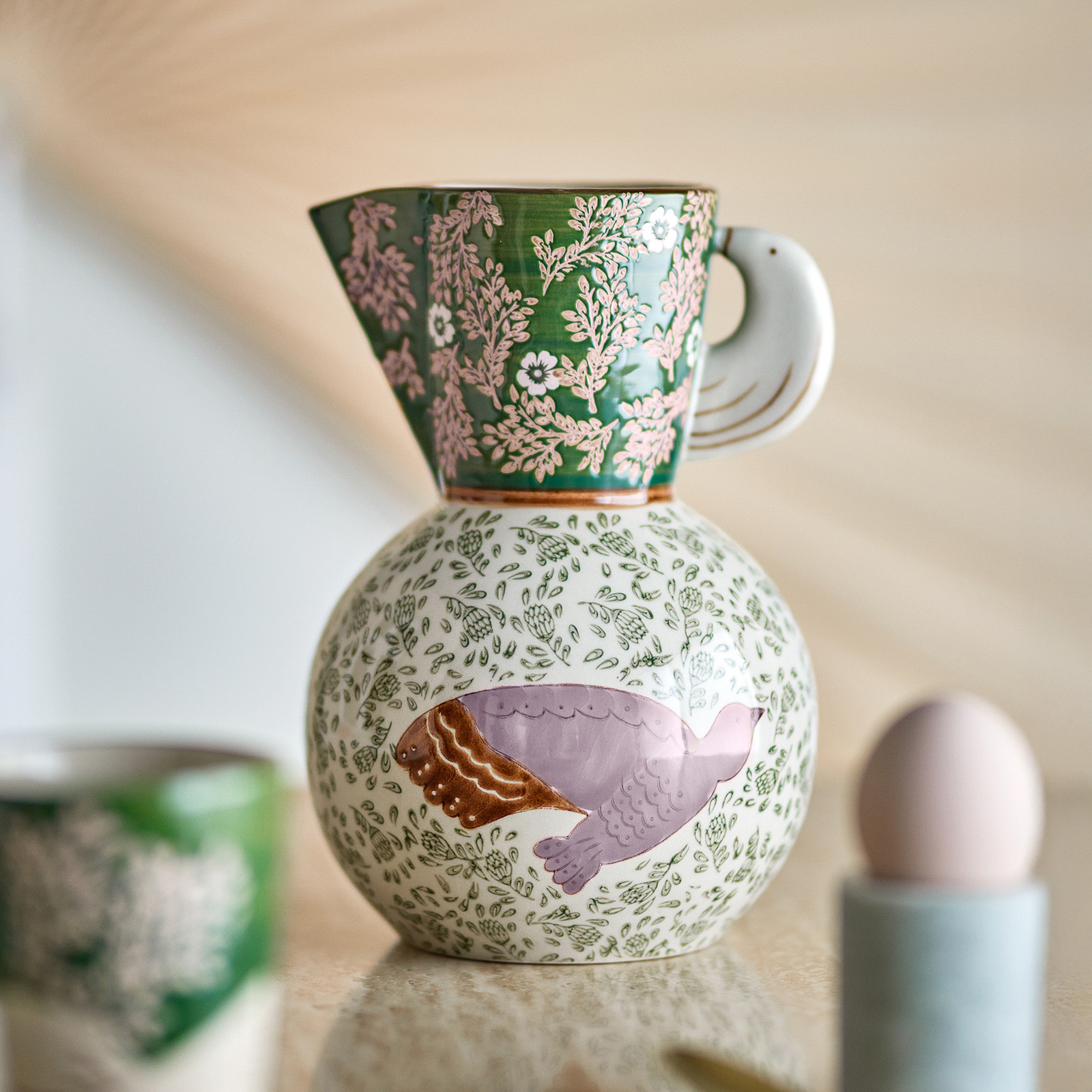 Džbán Hezha, zelený, výška 21 cm, keramika – Bloomingville Džbán Hezha, zelený, výška 21 cm, keramika – Bloomingville