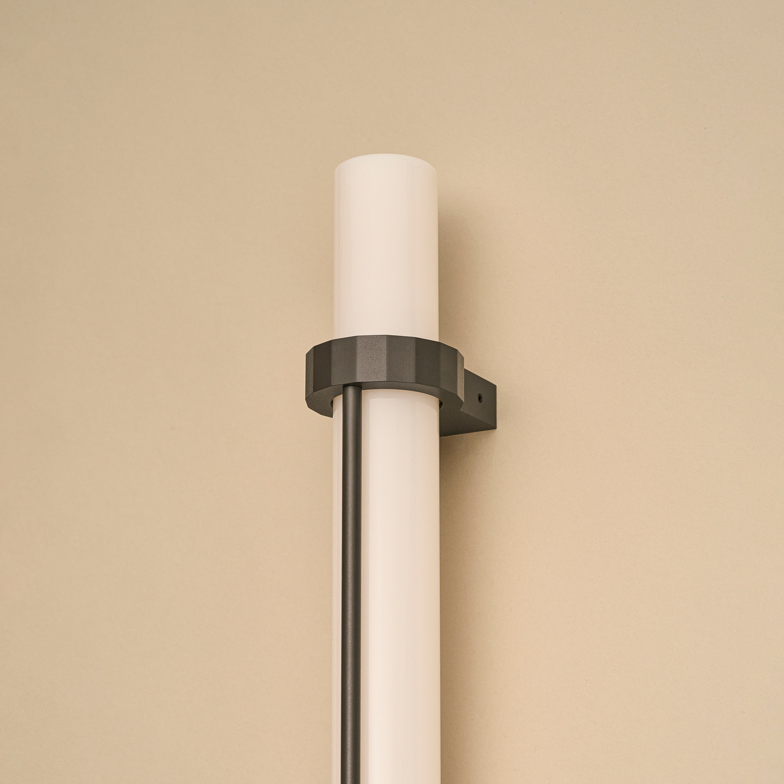 Applique murale LED In Fine, gris foncé, hauteur 105 cm, IP65 - DCW