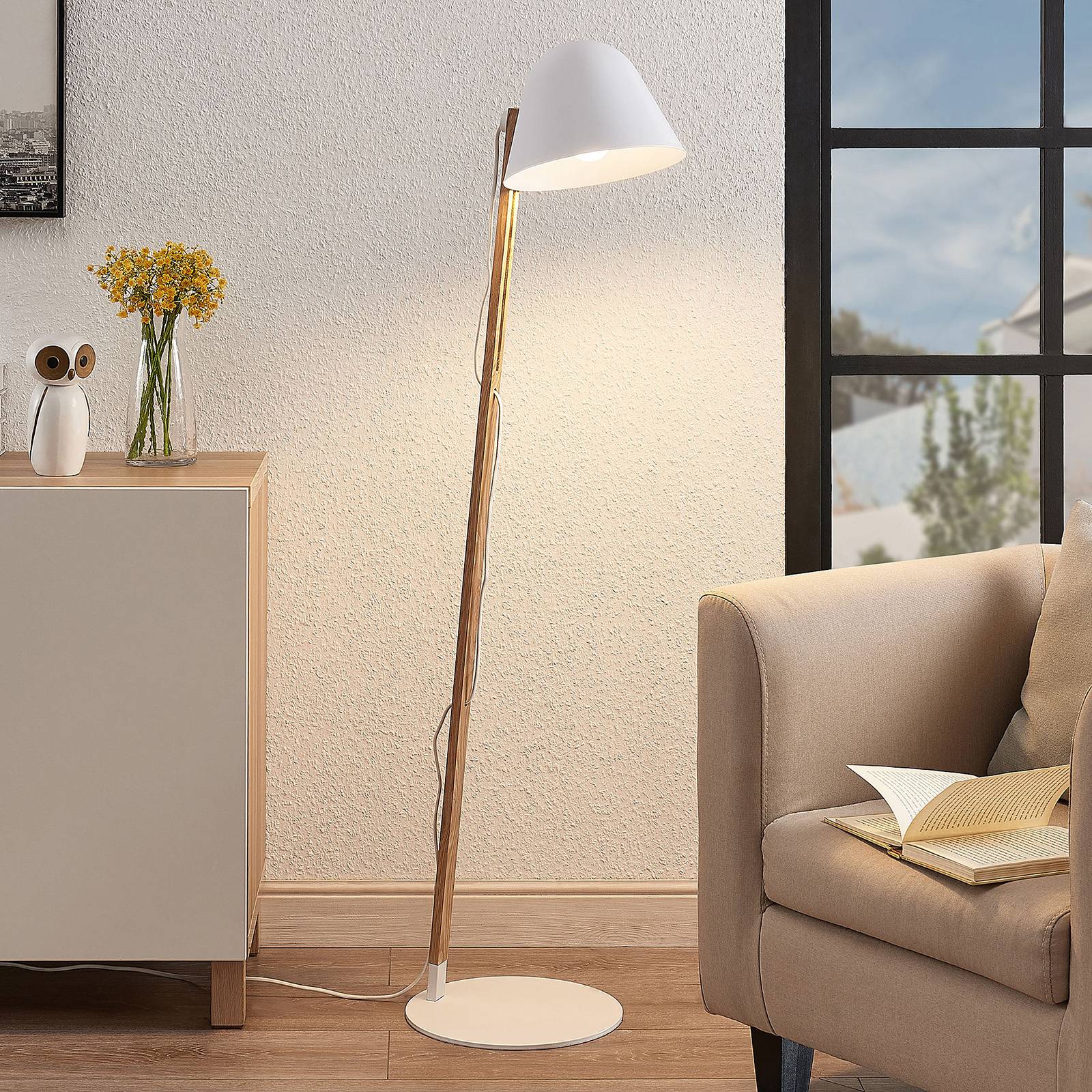 Lindby Tetja lampadaire avec barre en bois, blanc