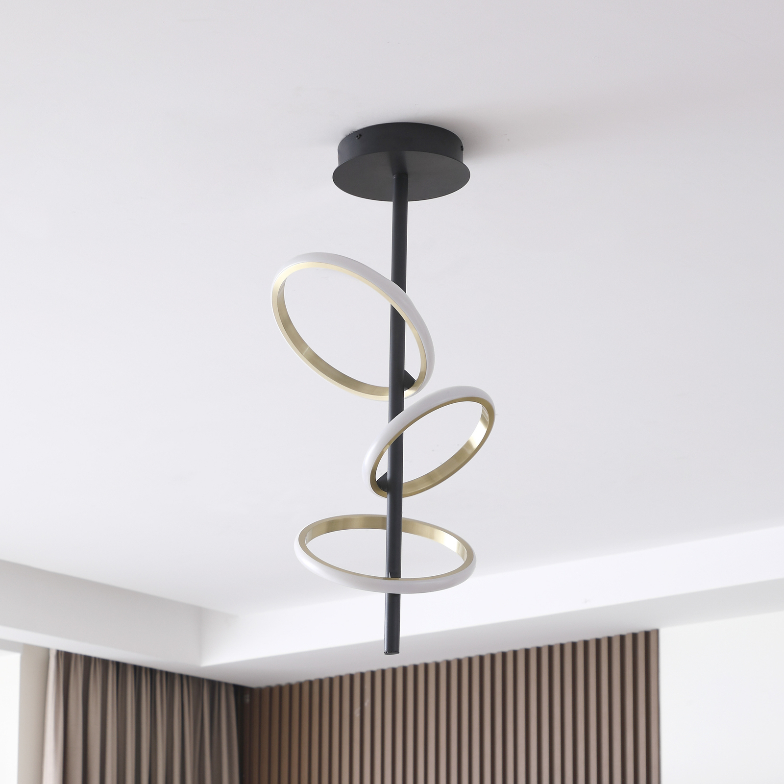 Lucande LED stropna svetilka Madu, črna, kovinska, višina 75 cm