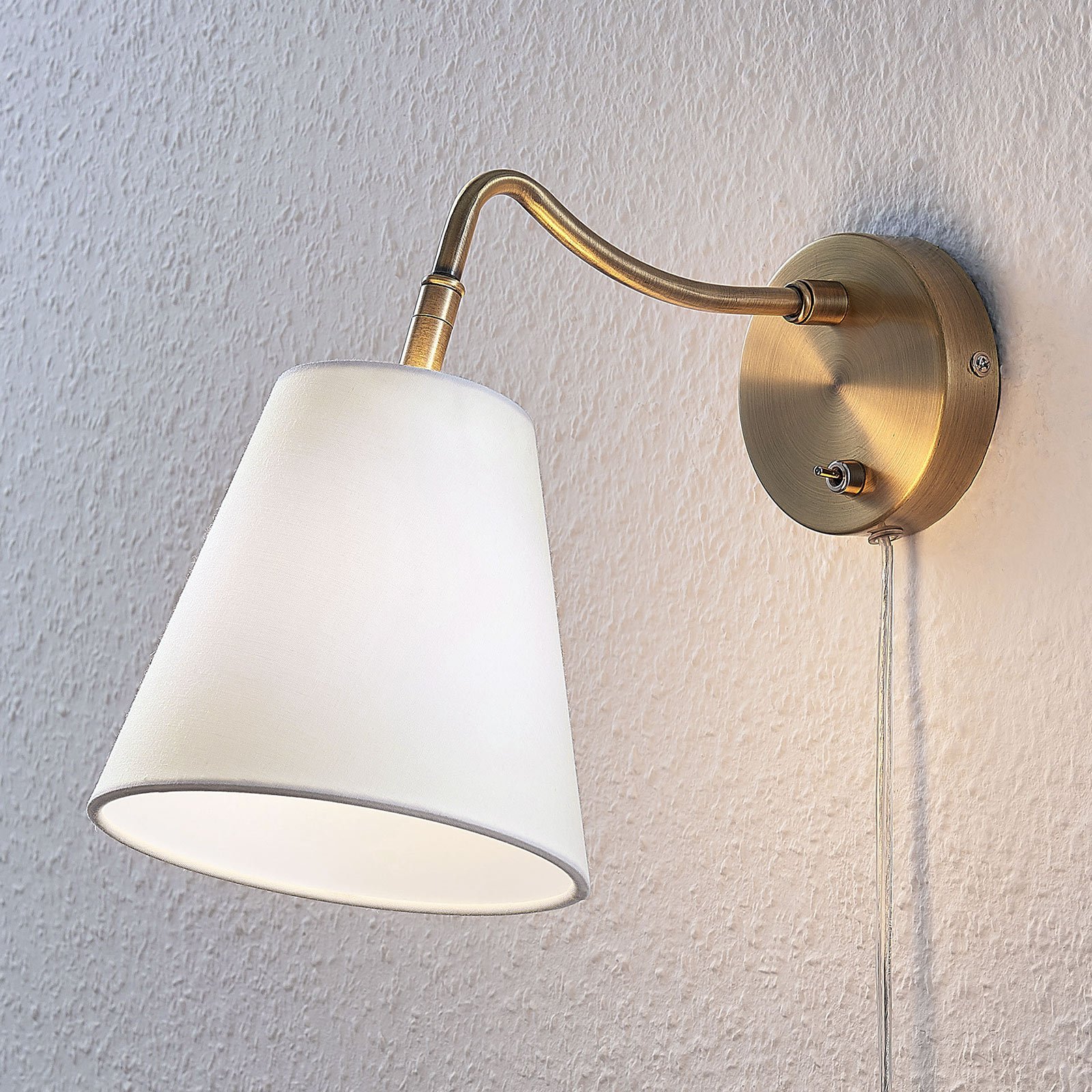 Lindby Ethan wall lamp with plug, antique brass