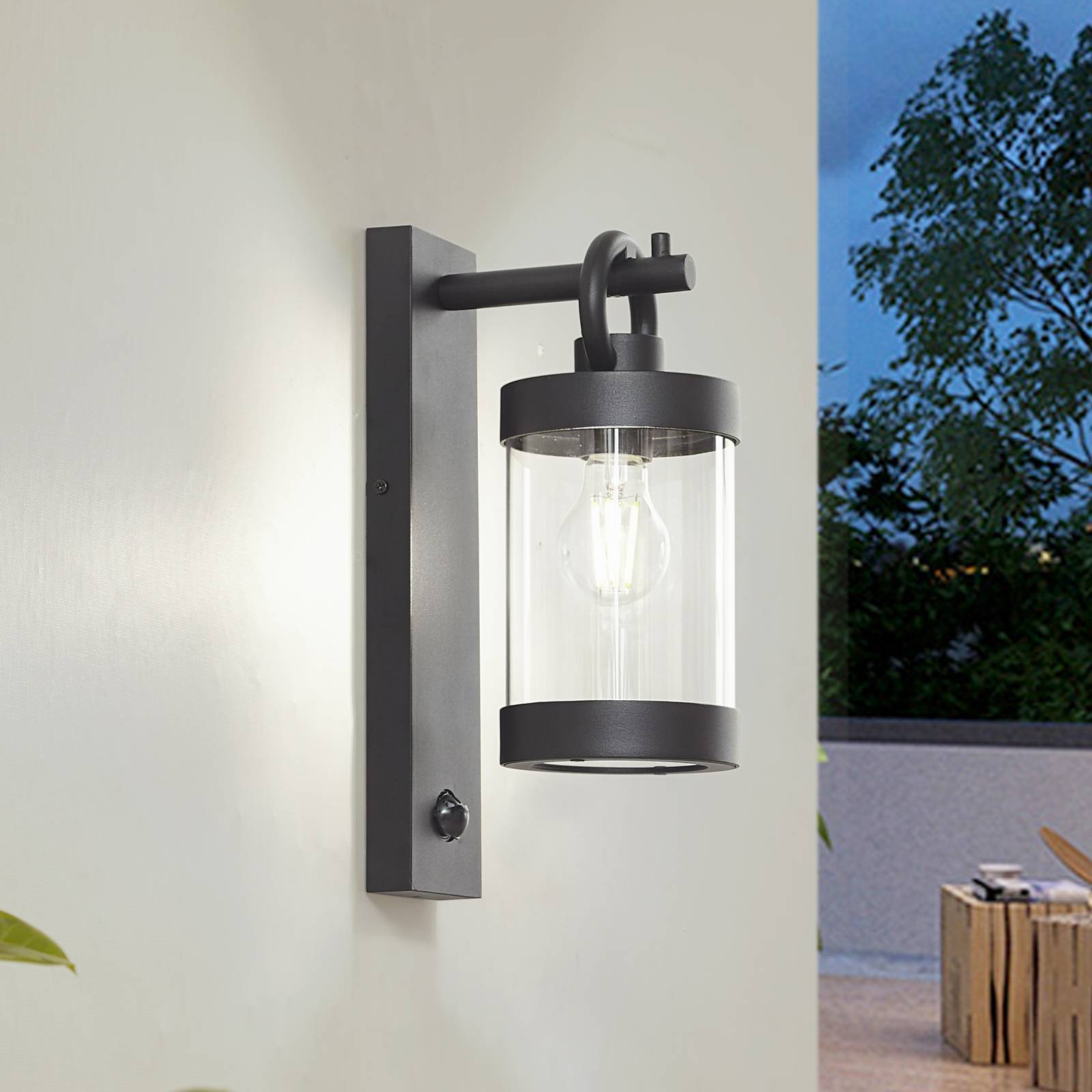 Lindby vägglampa utomhus Yrene svart aluminium sensor