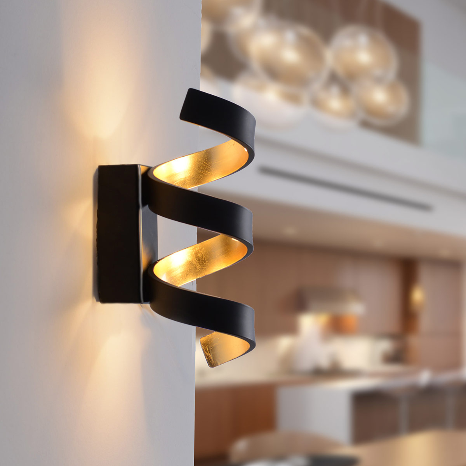 Helix LED wall light, black-gold