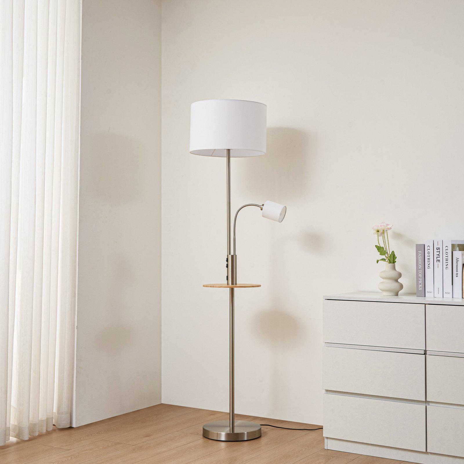 Lindby stojací lampa Aovan, niklová, odkládací plocha, USB port