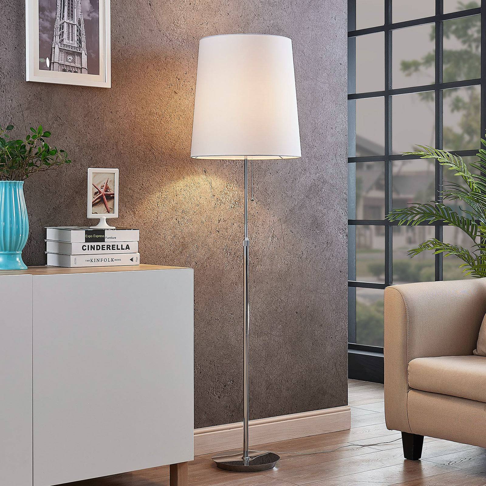 E-shop Lucande Pordis stojaca lampa, 155 cm, chróm-biela