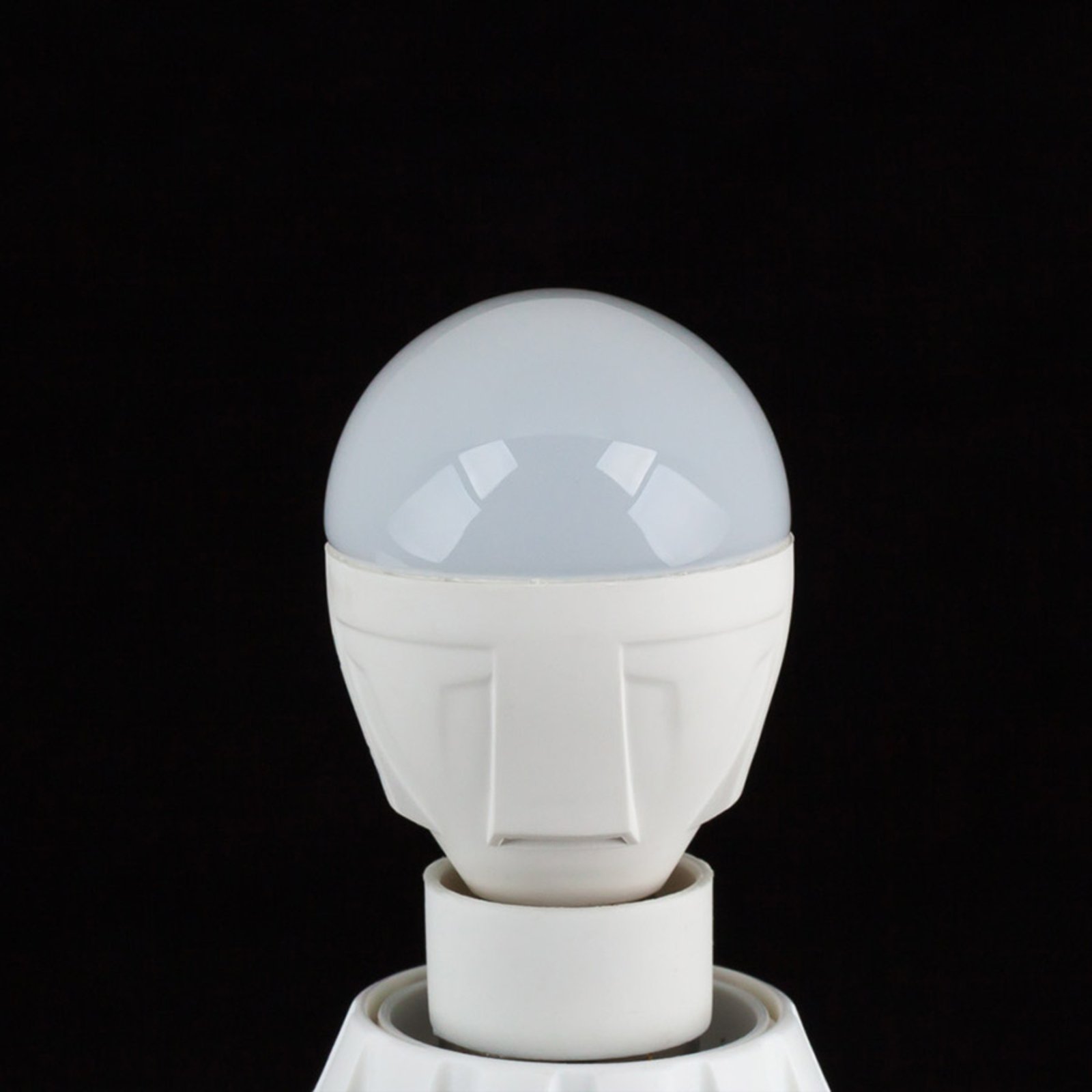 E14 4,9W 830 LED-golfpallolamppu lämmin valkoinen