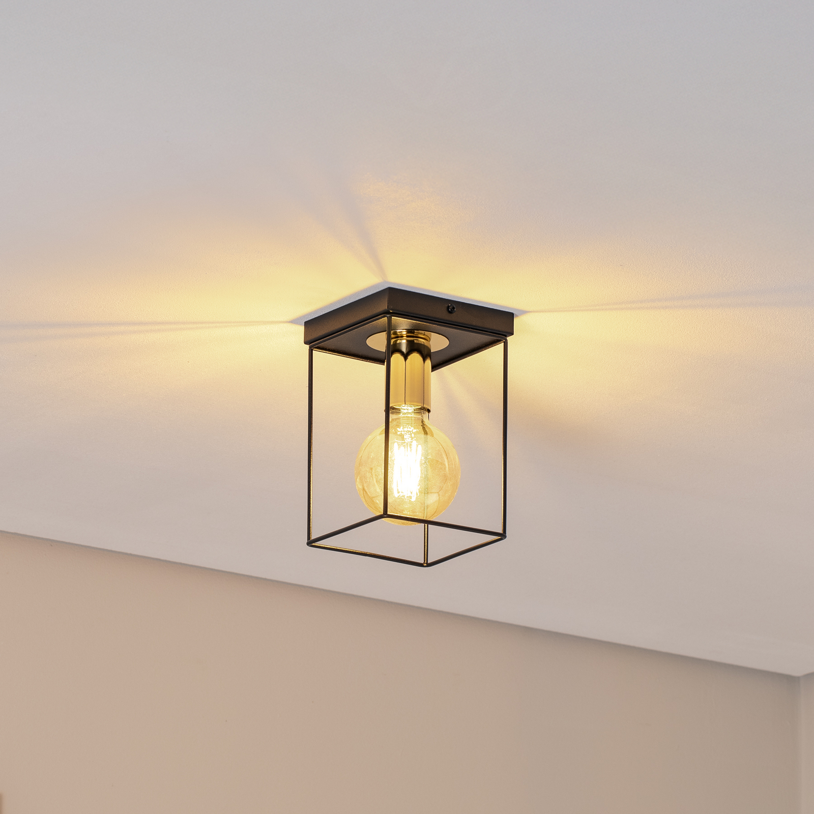Loftlampe Vox, sort/guld, kantet, 1 lyskilde, stål