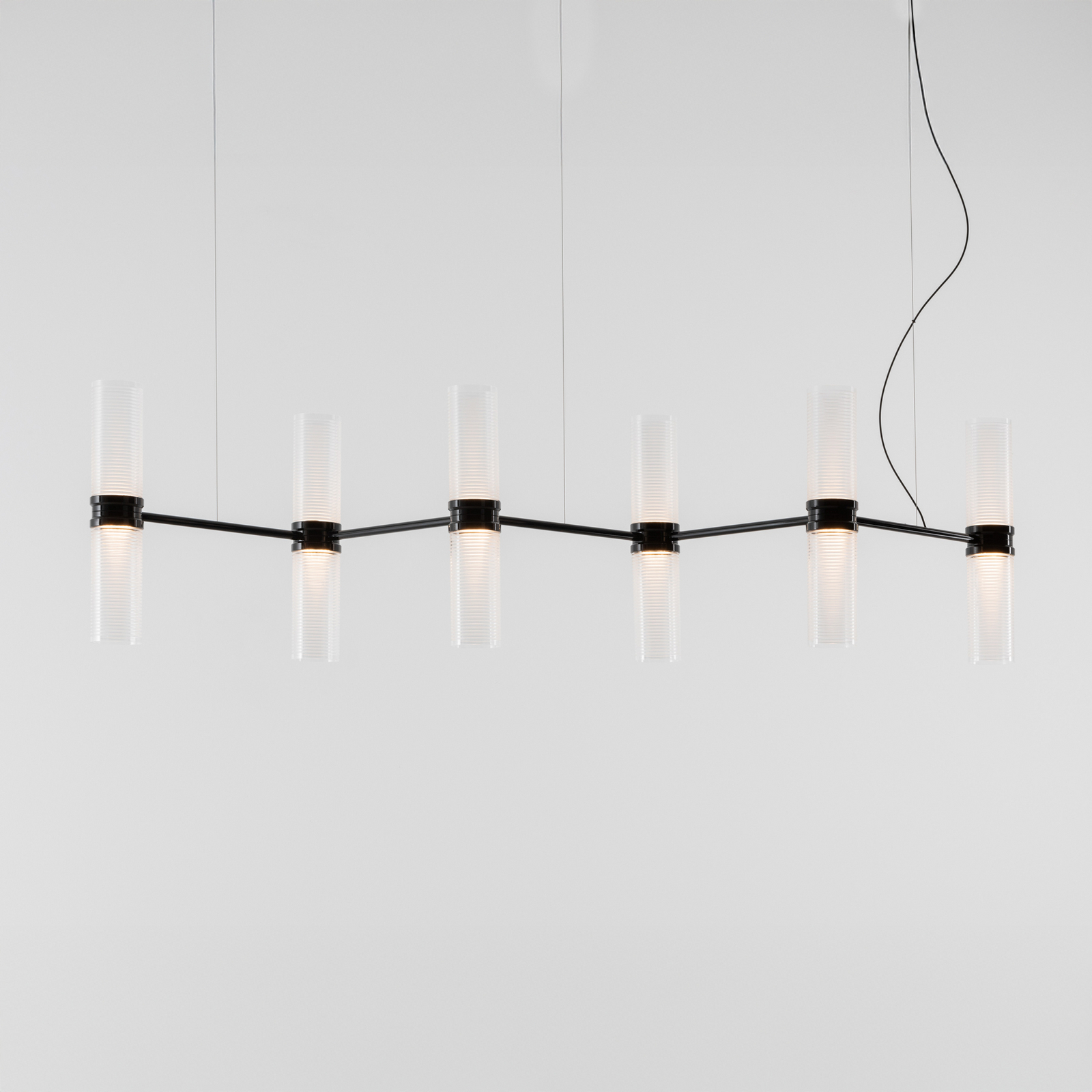 Lampă suspendată LED Artemide Zephyr Linear, negru, 160 cm, aplicație