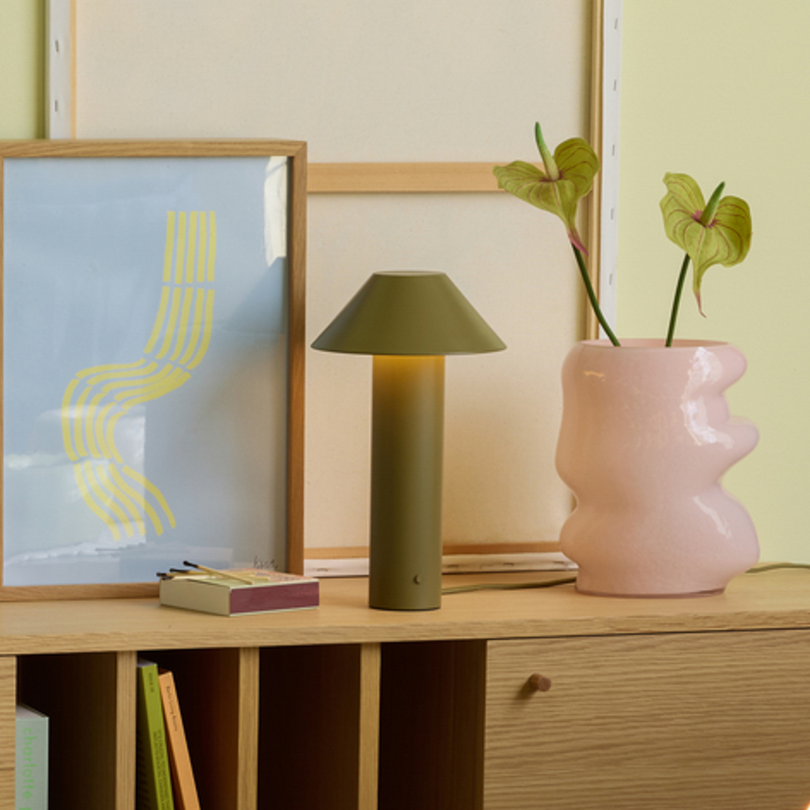 Tower LED-bordslampa, mörkgrön, höjd 32 cm – Hübsch