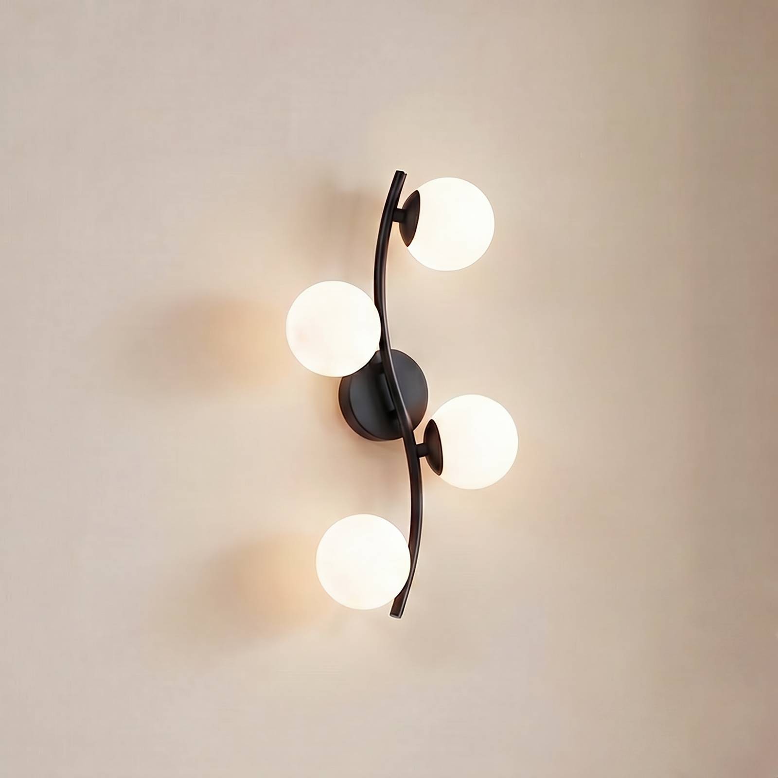 Applique murale Lindby Josiana, opale/noir, 48 cm, sphérique, verre