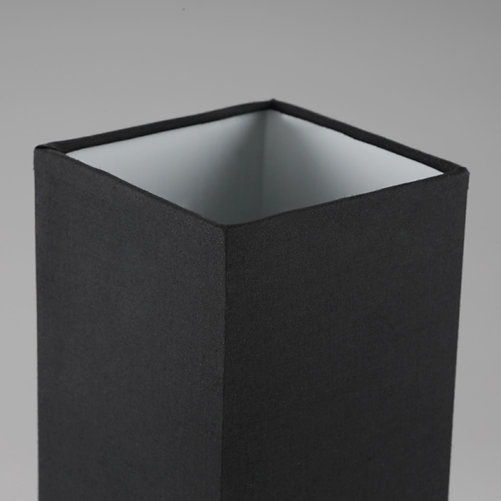 Černá látková stolní lampa Martje v hranatém tvaru