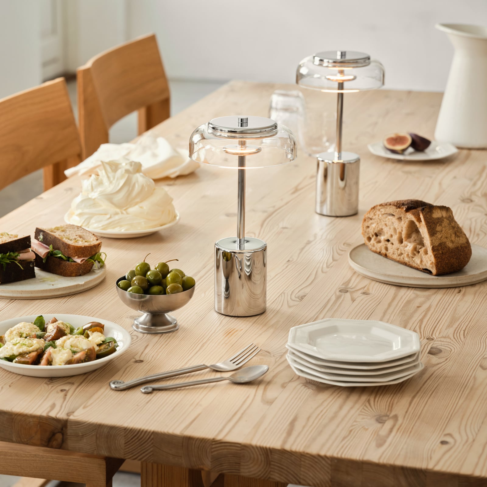 Lampa stołowa LED Blossi na akumulator, wysokość 26 cm, chrom/przezroczysta –