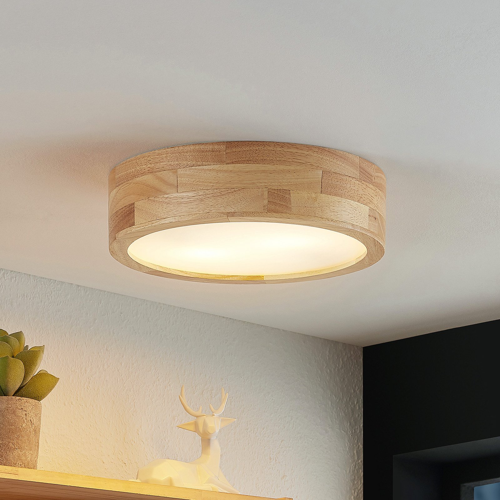 Lindby Tanju ceiling light, oak wood, Ø 30 cm