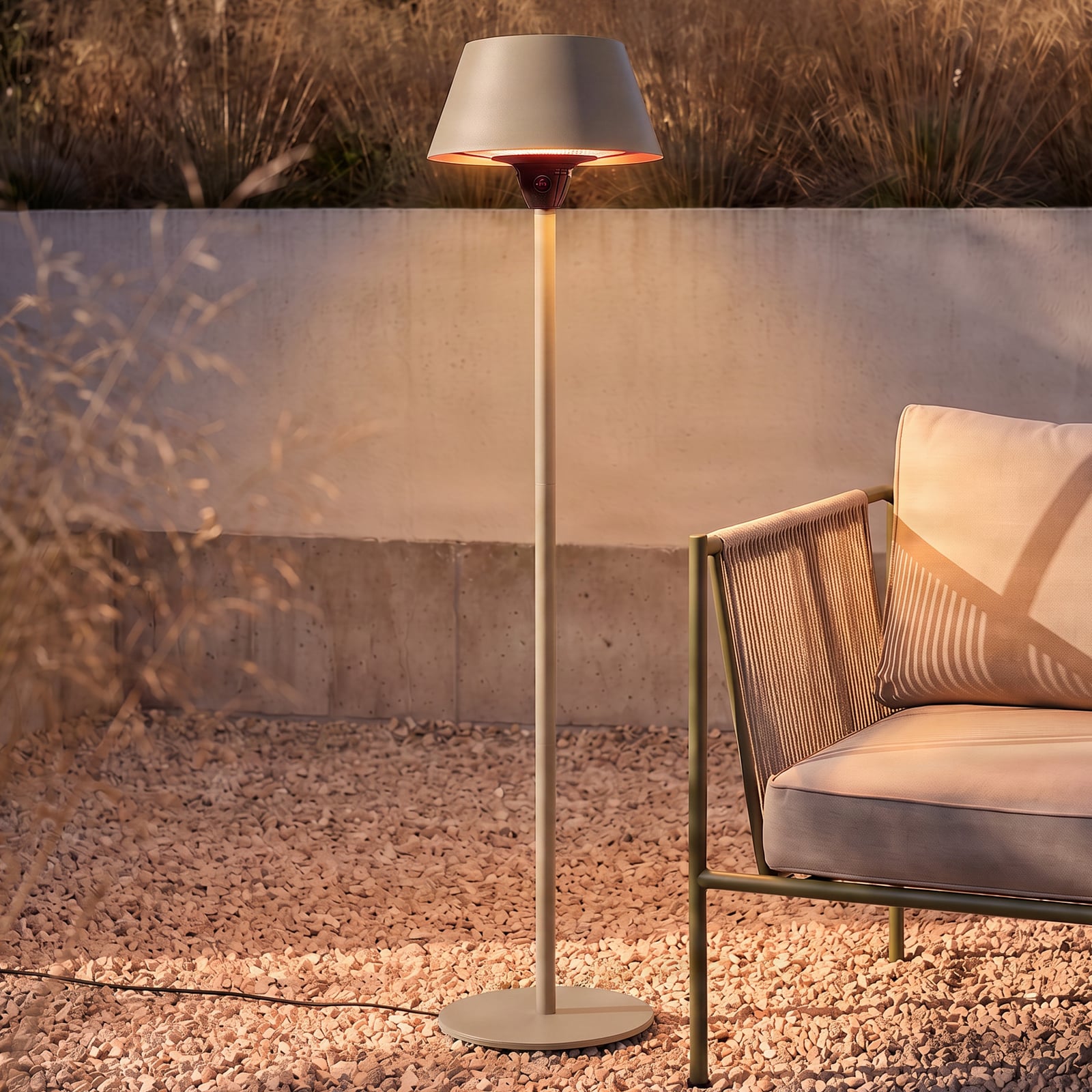 Lucande Vamio staande terrasverwarmer, beige, 210 cm, met afstandsbediening
