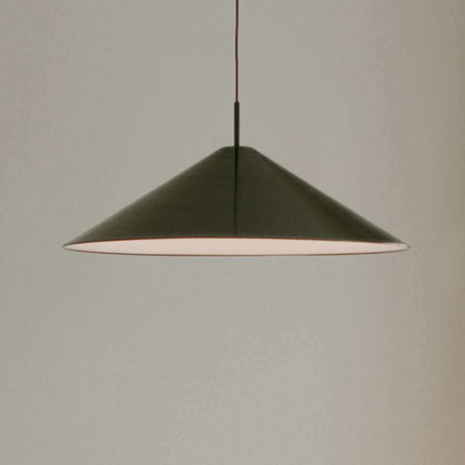 New Works Brolly Taklampa Ø70 Anodized, svart från New Works