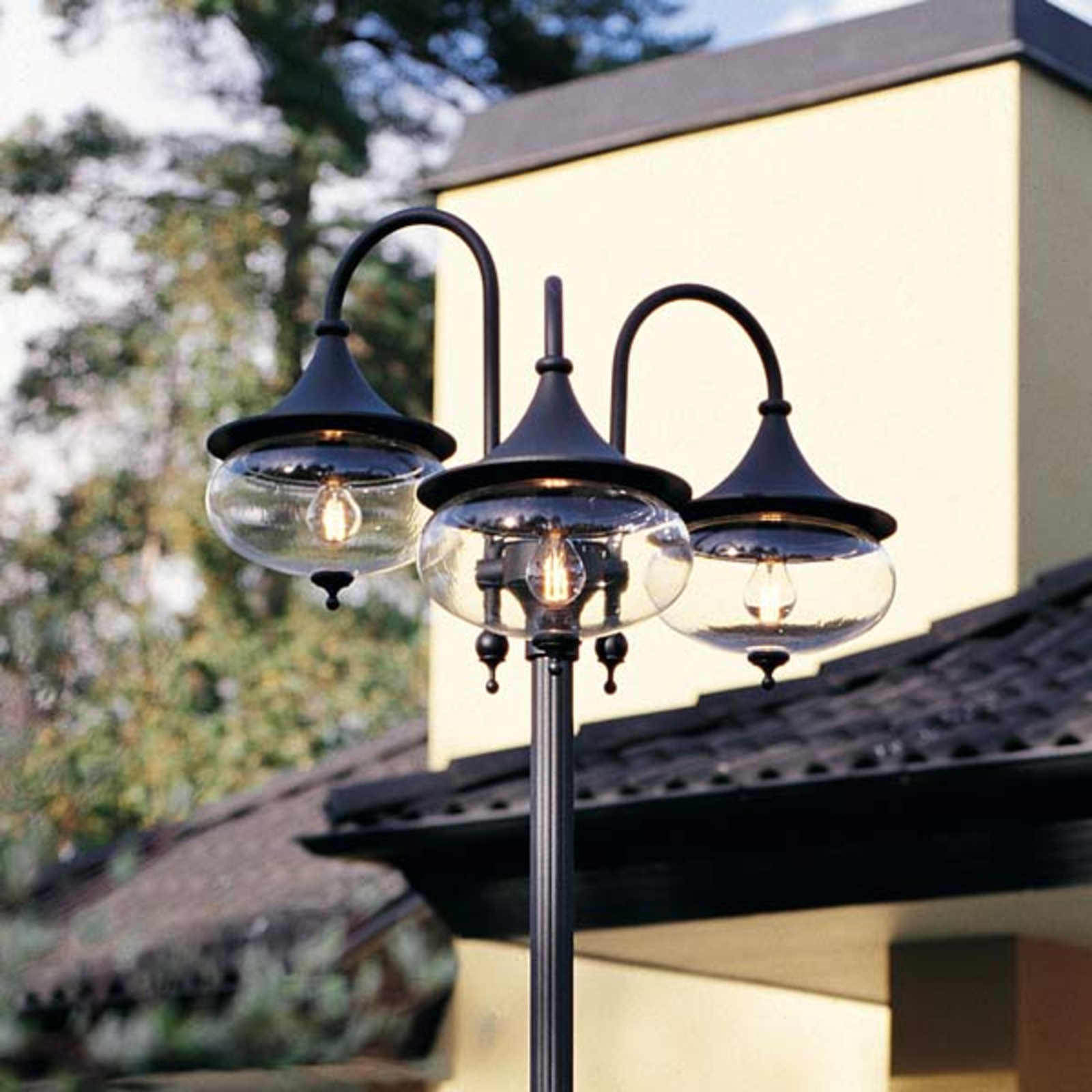 3-bulb Libra lamp post