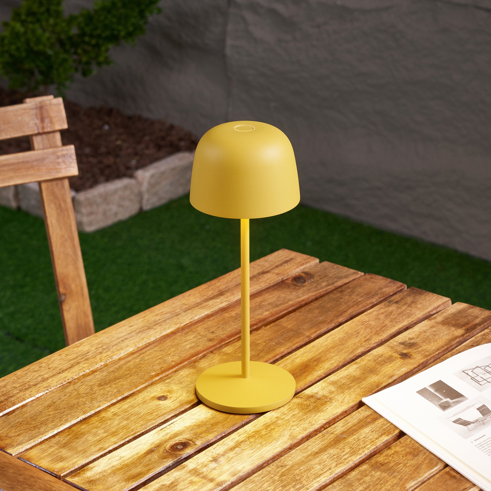 Lindby Candeeiro de mesa LED recarregável Arietty, amarelo, regulável, IP54