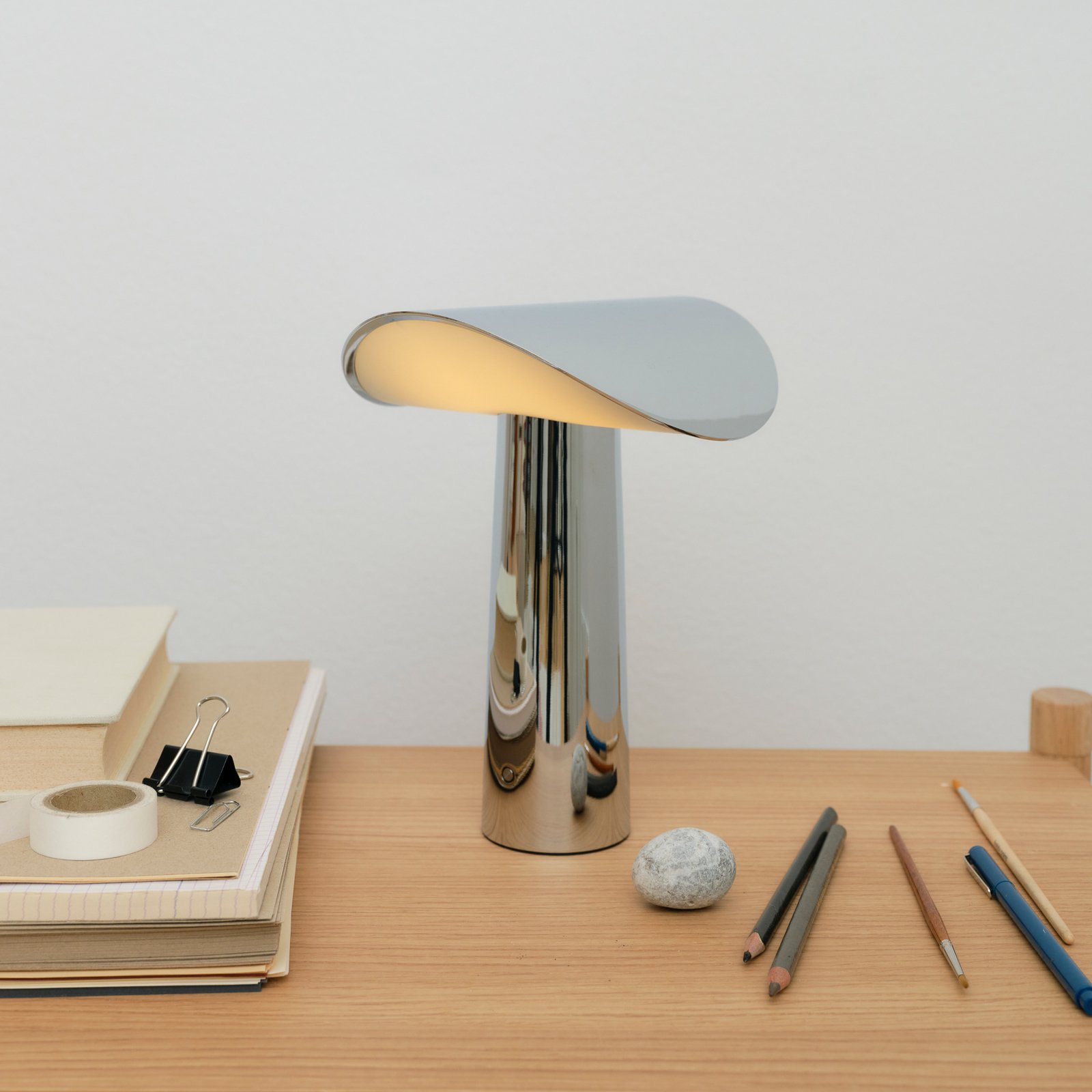 Lium LED-Akku-Tischleuchte, chrom, 2.700 K, USB - GEJST