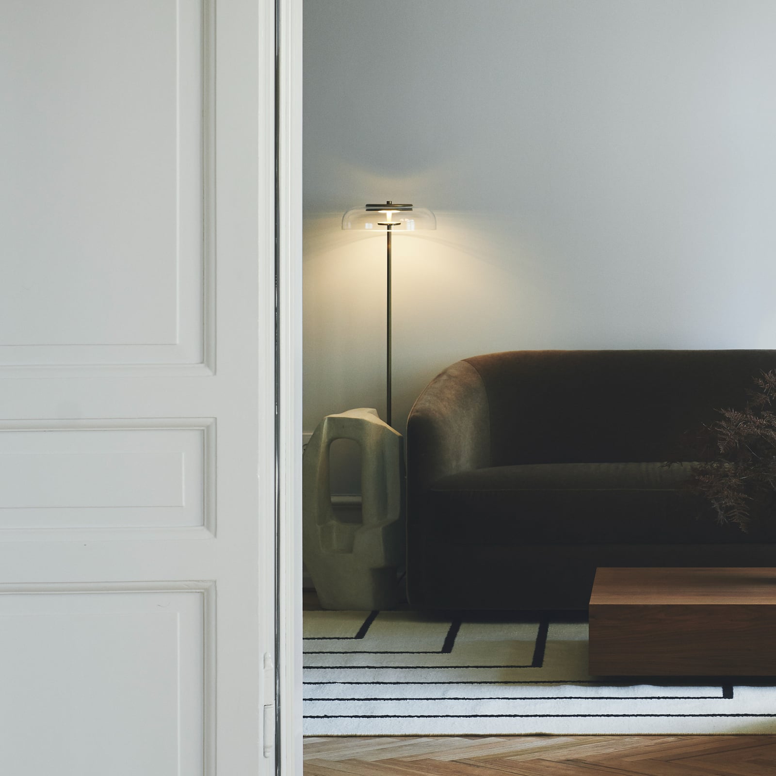 Nuura LED stojací lampa Blossi, výška 120 cm, zlatá/čirá