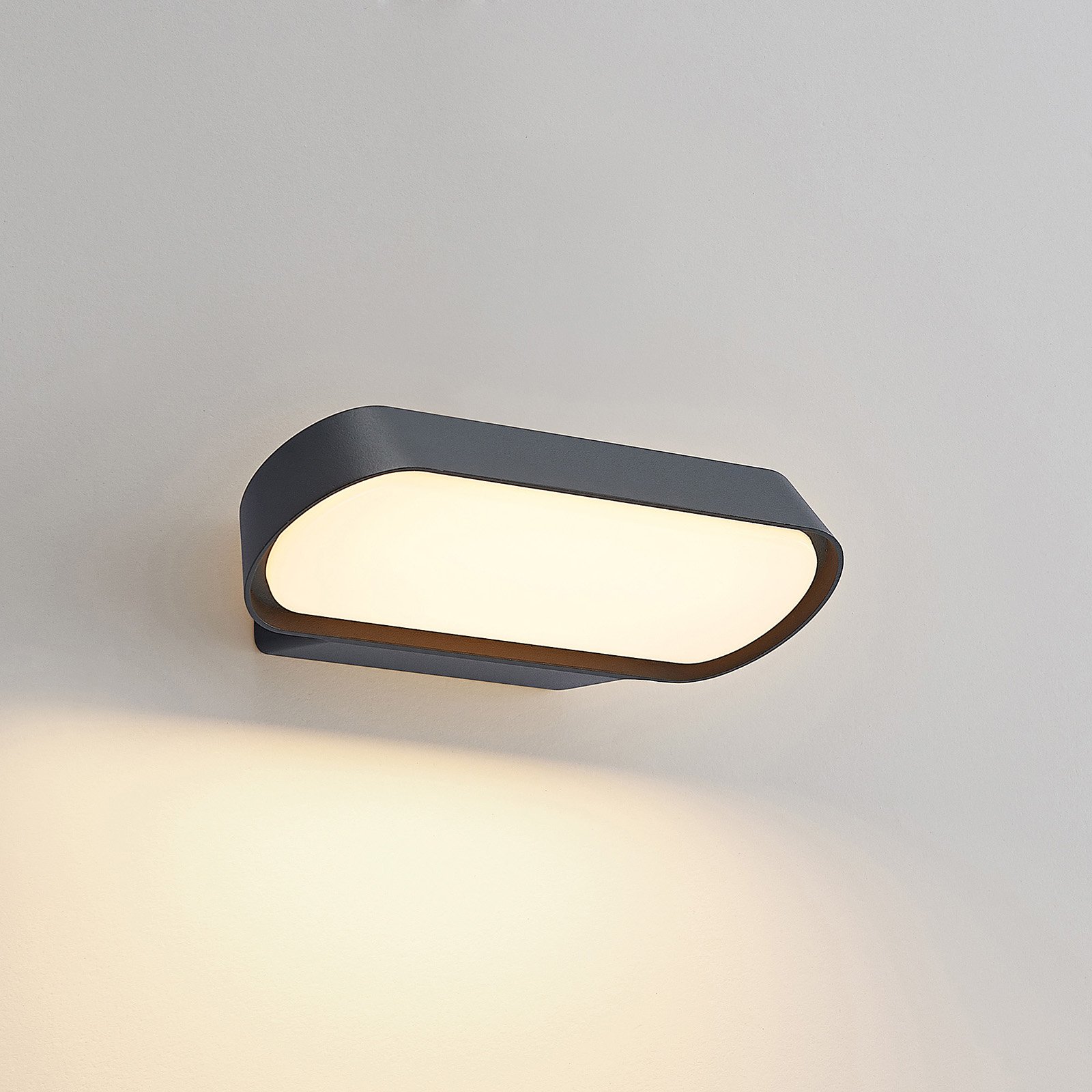 Lucande Badriya LED-Außenwandleuchte, Breite 25 cm